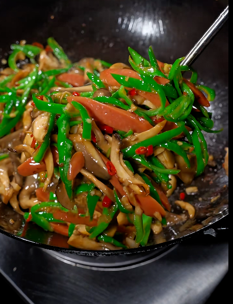 lin910369474's tweet photo. [Stir-fried Green Pepper, Oyster Mushroom and Ham]
Savory ham, crisp green pepper and tender oyster mushroom, rich layered flavor. 🫑
#HomeDish #QuickMeal #FoodinChina https://t.co/Bb96lWgVoS