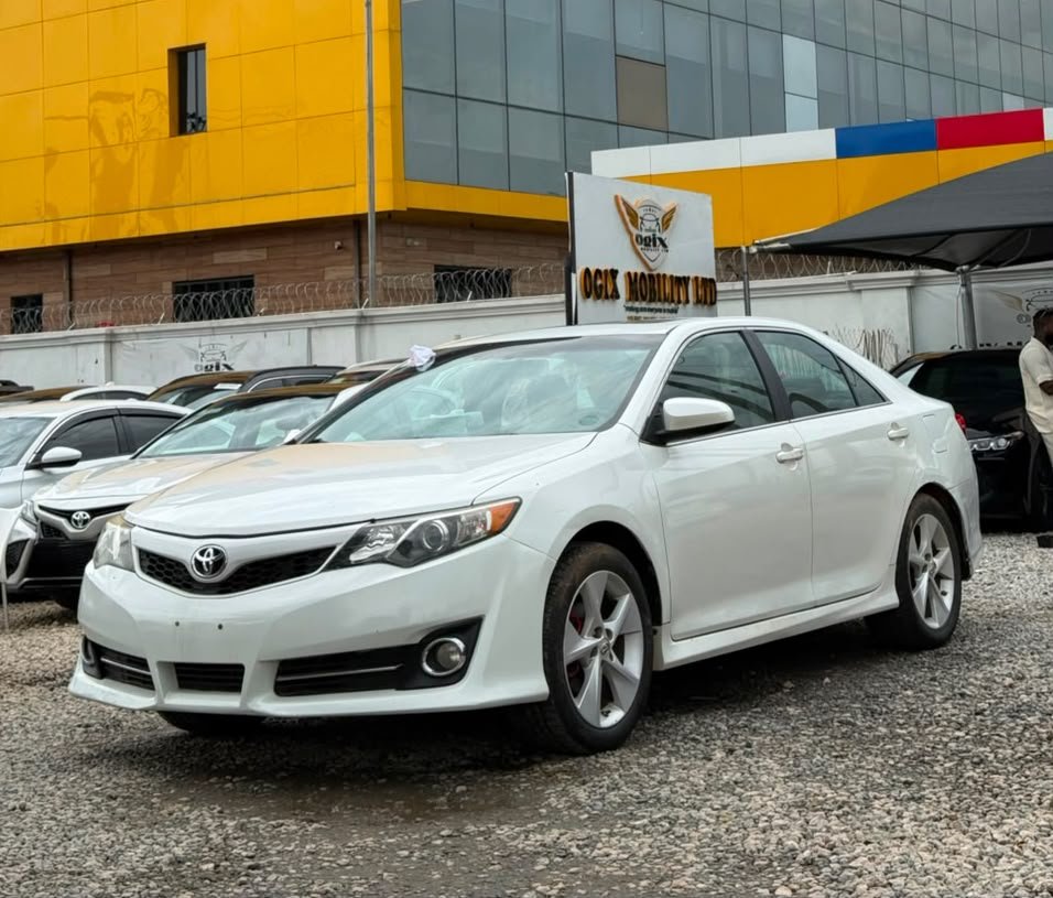 AutosShift's tweet photo. ✨*2013 TOYOTA CAMRY SE// FEW MONTHS USED WITH SUNROOF// UNTAMPERED ENGINE AND ORIGINAL DUTY ✅ GOING FOR 10.5MILLION ONLY* https://t.co/rbZaODz2DD
