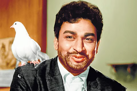 SkydreamMedia's tweet photo. #UntouchableRecords:
" 200కి పైగా సినిమాలు... అన్నింటికీ 'U' సర్టిఫికెట్లే "
భారతీయ సినీ చరిత్రలో అరుదైన రికార్డుల్లో ఇది ఒకటి. కన్నడ చిత్రసీమ దిగ్గజం డాక్టర్ రాజ్కుమార్ తన సుదీర్ఘ సినీ ప్రయాణంలో హీరోగా 200కి పైగా చిత్రాల్లో నటించారు. విశేషం ఏమిటంటే, ఆయన నటించిన ప్రతి ఒక్క సినిమాకు సెన్సార్ బోర్డ్ నుంచి 'U' సర్టిఫికేట్ మాత్రమే లభించింది. ఇంత భారీ సంఖ్యలో సినిమాలు చేసి, అన్నింటికీ 'U' సర్టిఫికెట్ పొందిన ఏకైక భారతీయ హీరోగా ఆయన గుర్తింపు పొందారు.
సినిమాల్లో మాత్రమే కాదు, నిజ జీవితంలోనూ రాజ్కుమార్ ఆదర్శప్రాయమైన వ్యక్తి. సమాజంపై సినిమా నటుల ప్రభావం ఎంతో ఉంటుందని ఆయన బలంగా నమ్మేవారు. అందుకే తన చిత్రాల్లో ఎప్పుడూ ధూమపానం లేదా మద్యం సేవించే సన్నివేశాల్లో నటించలేదు.
ఆ కాలంలో ప్రముఖ సిగరెట్, మద్యం కంపెనీలు తమ ఉత్పత్తులను సినిమాల్లో చూపించడానికి భారీ పారితోషికాలు ఆఫర్ చేసినా, తన నైతిక విలువలకు కట్టుబడి వాటిని సున్నితంగా తిరస్కరించారు. ప్రేక్షకులకు మంచి సందేశం ఇవ్వాలనే లక్ష్యంతో ఆయన తన కెరీర్ మొత్తాన్ని కొనసాగించారు.
అందుకే డాక్టర్ రాజ్కుమార్ను కన్నడ ప్రజలు కేవలం ఒక గొప్ప నటుడిగా మాత్రమే కాకుండా, ఒక ఆదర్శ వ్యక్తిగా, నైతిక విలువలకు ప్రతీకగా భావిస్తారు. ఆయనపై ఉన్న గౌరవం, అభిమానానికి ఇదే నిదర్శనం. #DrRajkumar