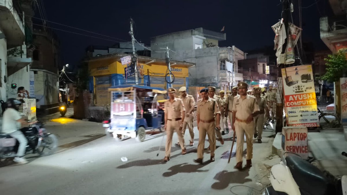 ghazipurpolice's tweet photo. जनपद में अपराध नियंत्रण व सुदृढ़ कानून व्यवस्था बनाए रखने हेतु आज दिनांक 06.06.2026 को #SP_city द्वारा #थाना_कोतवाली मय पुलिस फोर्स के साथ थाना कोतवाली क्षेत्रांतर्गत विशेश्वरगंज, सकलेनाबाद से होते हुए रेलवे स्टेशन गाजीपुर सिटी, लंका बस स्टैण्ड आदि प्रमुख बाजारों /चौराहों मुख्य मार्गों एवं प्रमुख स्थानों पर पैदल गश्त कर जनमानस से वार्ता कर सुरक्षा का एहसास कराया गया । सघन चेकिंग/तलाशी अभियान चलाकर भ्रमण के दौरान संदिग्ध व्यक्तियों,वाहनों की तलाशी ली गई । यातायात नियमों का पालन न करने वाले विभिन्न वाहन चालकों का चालान किया गया ।
@IgRangeVaranasi @adgzonevaranasi #Uppolice