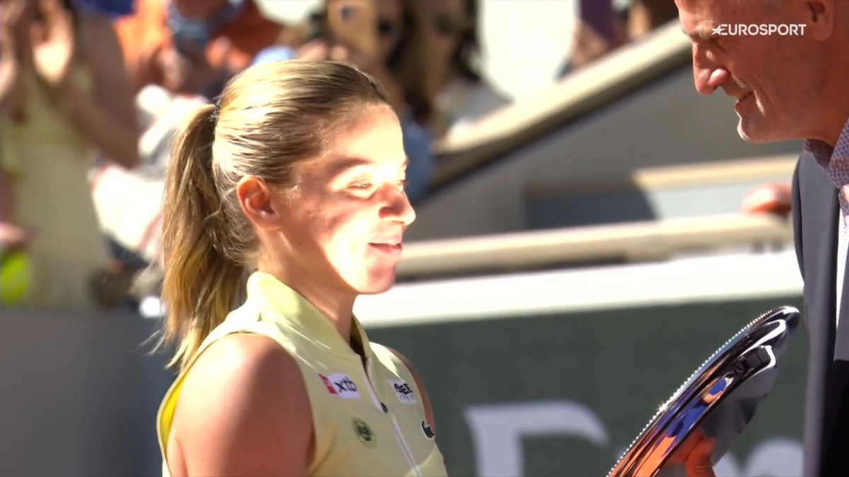 popalorena's tweet photo. The trophy reflection blinded Chwalinska 😂 https://t.co/9A29wdtTQ2