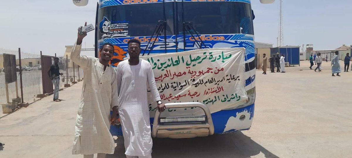 hamida_adil's tweet photo. وصول 300 مرحل إلى وادي حلفا.. وبدء إجراءات التصنيف والترحيل عبر لجنة مشتركة
⭕️المواطن الصحفي - وادي حلفا 
استقبلت محلية وادي حلفا اليوم عدد 300 من المواطنين المرحلين، حيث تجري حالياً عمليات فرع وتصنيف واسعة من خلال لجنة مصغرة تضم أعضاء من اللجنة الأمنية بالمحلية، برئاسة الأستاذ علي هاشم علي، المدير التنفيذي للمحلية بالإنابة، وبمشاركة رئيس لجنة الخدمات بالمجلس الأعلى وممثلين عن قطاع الشباب.
وقد باشرت اللجنة أعمالها فوراً وقامت بتصنيف المرحلين إلى ثلاث فئات رئيسية لتسهيل إجراءات التعامل معهم:
• الفئة الأولى (المساجين المرحلون): وبلغ عددهم 182 فرداً، وتقرر ترحيلهم مباشرة من المعبر إلى وجهاتهم عبر البصات (الحافلات) المخصصة والمهيأة لهذه المهمة.
• الفئة الثانية: تضم المتسللين الذين أبدوا رغبتهم الكاملة في العودة الطوعية واللم الشمل مع أهاليهم وذويهم.
• الفئة الثالثة: (تستكمل اللجنة بقية إجراءات فحصها وتدقيق بياناتها وفقاً للضوابط المتبعة).
مبادرة إنسانية من "منظمة الطوارئ"
وفي لفتة إنسانية تعكس تكاتف مجتمع وادي حلفا، أعلنت منظمة الطوارئ بوادي حلفا عن تكفلها بتقديم الوجبات الغذائية والدعم اللازم للمرحلين بجميع فئاتهم داخل المعبر، وذلك كخطوة إسنادية قبل البدء في تفويجهم وترحيلهم إلى وجهاتهم ومدنهم المختلفة.
تأتي ه��ه الجهود بتنسيق كامل بين السلطات المحلية، الأجهزة الأمنية، والمنظمات الطوعية لضمان سير العملية الإنسانية والأمنية بشكل سلس ومنظم.

📌نقلا عن الأستاذ الصحفي :
 السموأل عبدالجواد
