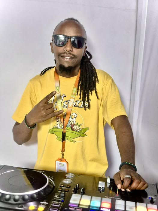 Hot_96Kenya's tweet photo. The time has come for the hottest club banger show out there, #Club96 π·
First in line is the great DJ Dess π·
Where are you listening to us from our dear listeners?
Let us know and also send in your music requests
Salimia mbogi yako pia ama namna gani
Sherehe itambe π· https://t.co/8dOi75KMuO