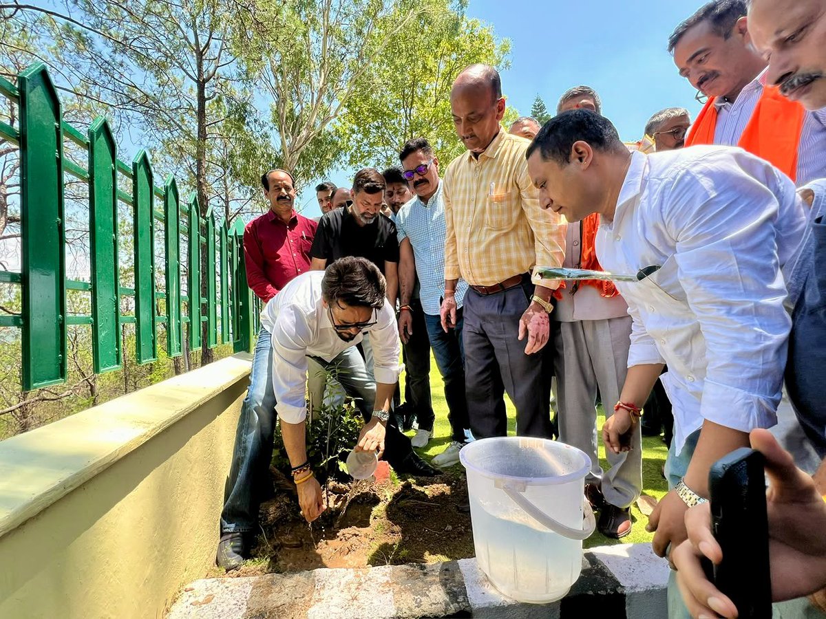 ianuragthakur's tweet photo. भूत नहीं लेकिन भविष्य को बदलना हमारे हाथों में है। शुद्ध हवा, स्वच्छ जल, निश्चल पर्यावरण पर सबका हक़ है और आगे आने वाली पीढ़ियों के लिए इसका प्रबंध करना हमारी सामूहिक ज़िम्मेदारी है।

जैव विविधता की रक्षा, वृक्षारोपण व पर्यावरण संरक्षण मनुष्य का प्रथम कर्तव्य है। आज हमीरपुर सर्किट हाउस में आदरणीय प्रधानमंत्री श्री @narendramodi जी की पहल “एक पेड़ माँ के नाम” के अंतर्गत वृक्षारोपण कर उपस्थित गणमान्यों व जनता से अधिक से अधिक संख्या में पेड़ लगाने व उसे बचाने का अनुरोध किया। 

पेड़ों को कटने से बचायें और ज़्यादा से ज़्यादा संख्या में पेड़ लगा कर पर्यावरण संतुलन बनाए रखने में अपना सहयोग करें। 

📍हमीरपुर