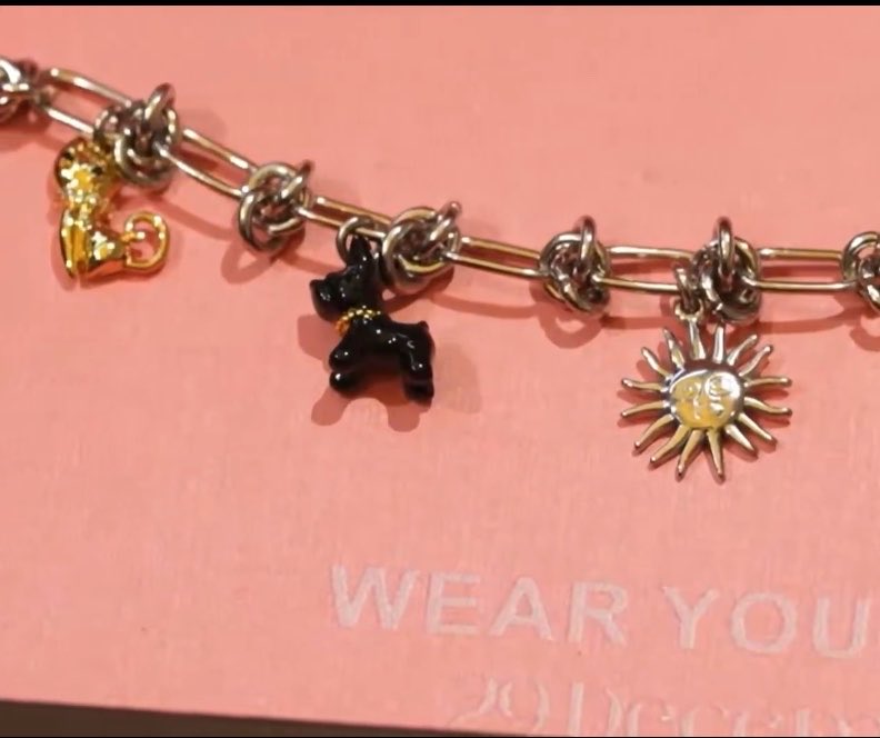 winnietheboun's tweet photo. ju to markji: necklace with charms of star, moon, lemon, and infinity sign 
markji to ju: bracelet with charms of puppy and sun

they really chose the elements that suit each other the most 🥹 https://t.co/Z1OJP9GWpt