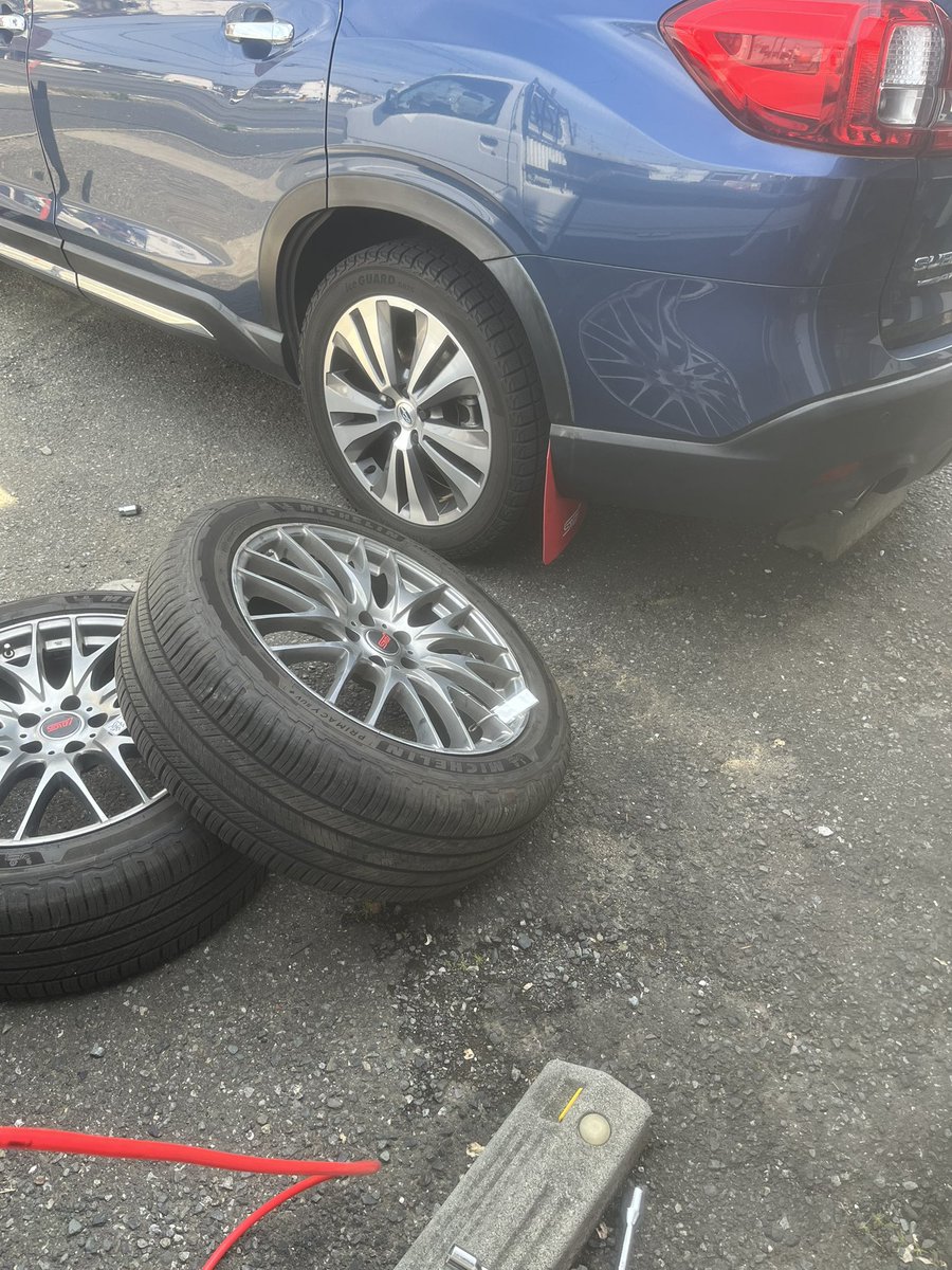 LAL880k's tweet photo. 話題にあがってる アセント！
いい車です！

メリットは皆さん上げてるので、あえてデメリットあげときます。
･タイヤの種類が少ない(245 50 20)
･街乗りなら燃費は期待出来ない(8前後)
･ガソリン73L入るけど止まってからも口切りまで7Lぐらい入るので5分以上かかり給油がタイムアップする。

アセントの沼はいつでも皆様を歓迎しています。

#アセント
#北米スバル
#スバル
#輸入車