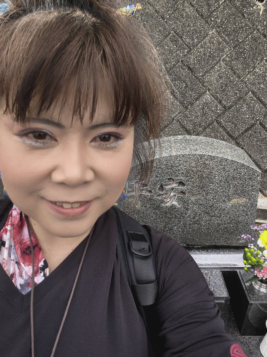 Crystalwicca_HS's tweet photo. 心理と催眠の恩師が亡くなって、もう１５年？ずっと墓参りしたかった。今日やっと、初めて墓参りできたのでうれしいです。 https://t.co/j3eDfdO547