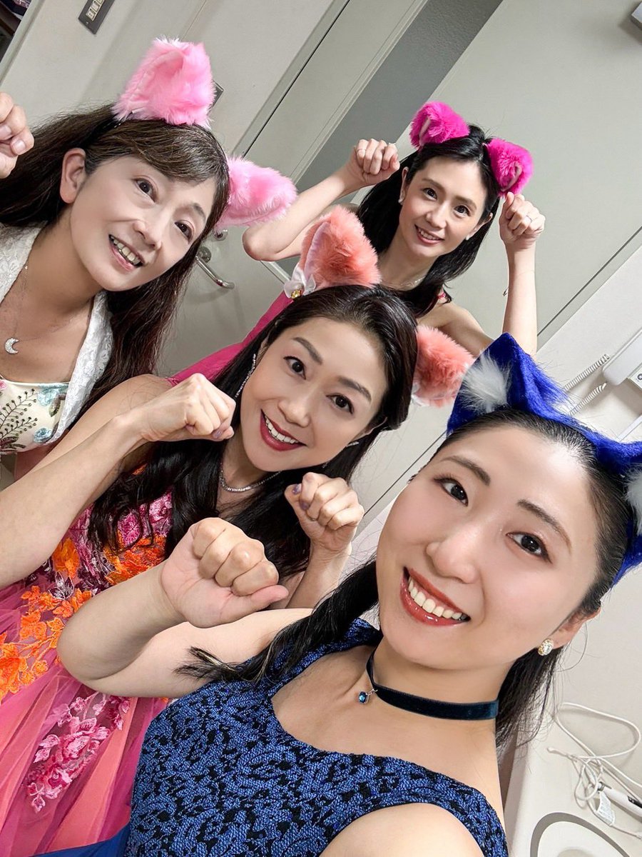 mao_ryutani's tweet photo. ✨MI-KU presents 「ありがとう公演」vol.3✨

秋吉久美子さん主催の公演に
ピアニストとして出演させていただきました🎹
素敵なご縁に、感謝です☺️

主催の秋吉さん、司会のせんだみつおさん
管弦楽メンバーの皆さまと
お写真たくさん撮っていただきました😆🎵

ありがとうございました❤️ https://t.co/5nORG7A7yp