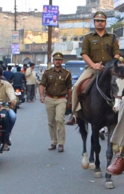 vctcop's tweet photo. 15 वर्ष पूर्व #मेरठ के  ऐतिहासिक #घंटाघर क्षेत्र में घोड़े से #पैट्रोलिंग और एरिया डोमिनेशन ❗️

#meerut
#Ghantaghar
#police https://t.co/ImCvOShWxR