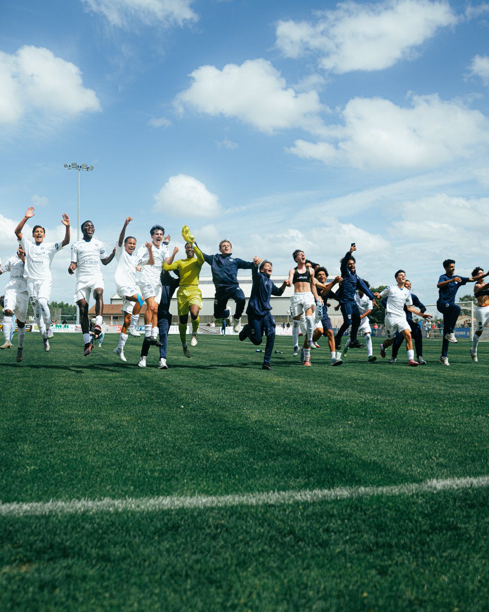 girondins's tweet photo. 𝐸𝑛 𝑁𝑎𝑡𝑖𝑜𝑛𝑎𝑙 💪

Nos U16 se sont imposés 3-2 contre le Stade Poitevin en barrage d’accession cet après-midi. Ils joueront en U17 National la saison prochaine. Bravo à toute l'équipe 👏

#AllezBordeaux 📸 @photo_girondins https://t.co/sr9B6iEa8l