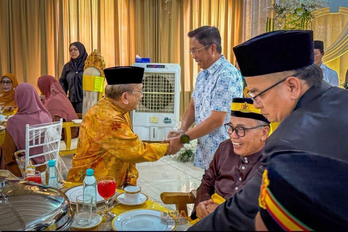 AriffinMK's tweet photo. @The_Endie @maliqueredzuan Yg berebut jawatan melayu dgn melayu yg kena maki Dap 🤣 
Cerita kodai kopi bawah pokok pasir sebutir 🤣 https://t.co/LpLvBOk2C9