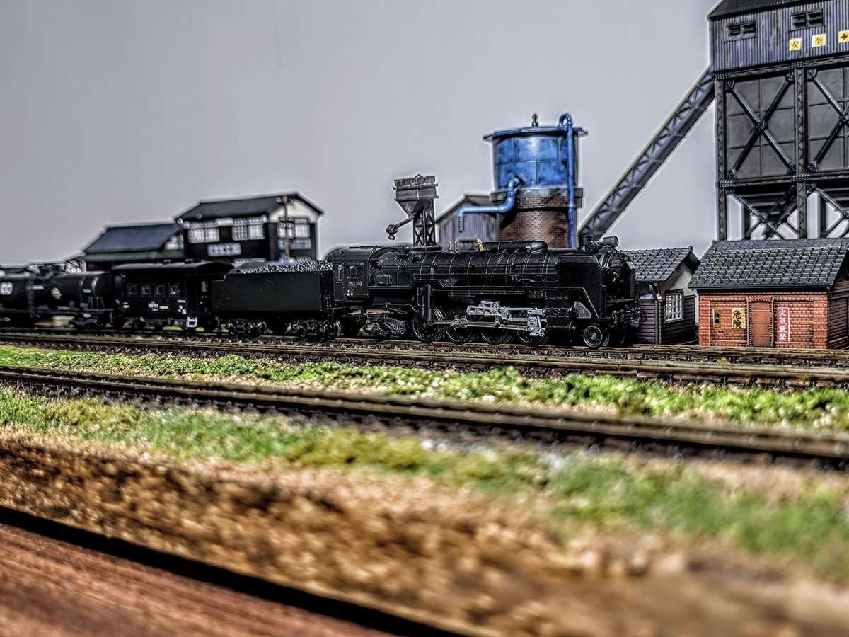 take7700gh5fs's tweet photo. D52×貨物列車❕1968年、ある日の函館本線❕日本最強の機関車D52。戦時輸送強化のため作られましたが、戦後、一部のD52は北海道へ渡り活躍しました。 #マイクロエース #D52 #函館本線 #モジュールレイアウト #ジオラマ #Nゲージ #鉄道模型 #模型撮り鉄 https://t.co/6oILDh01wz