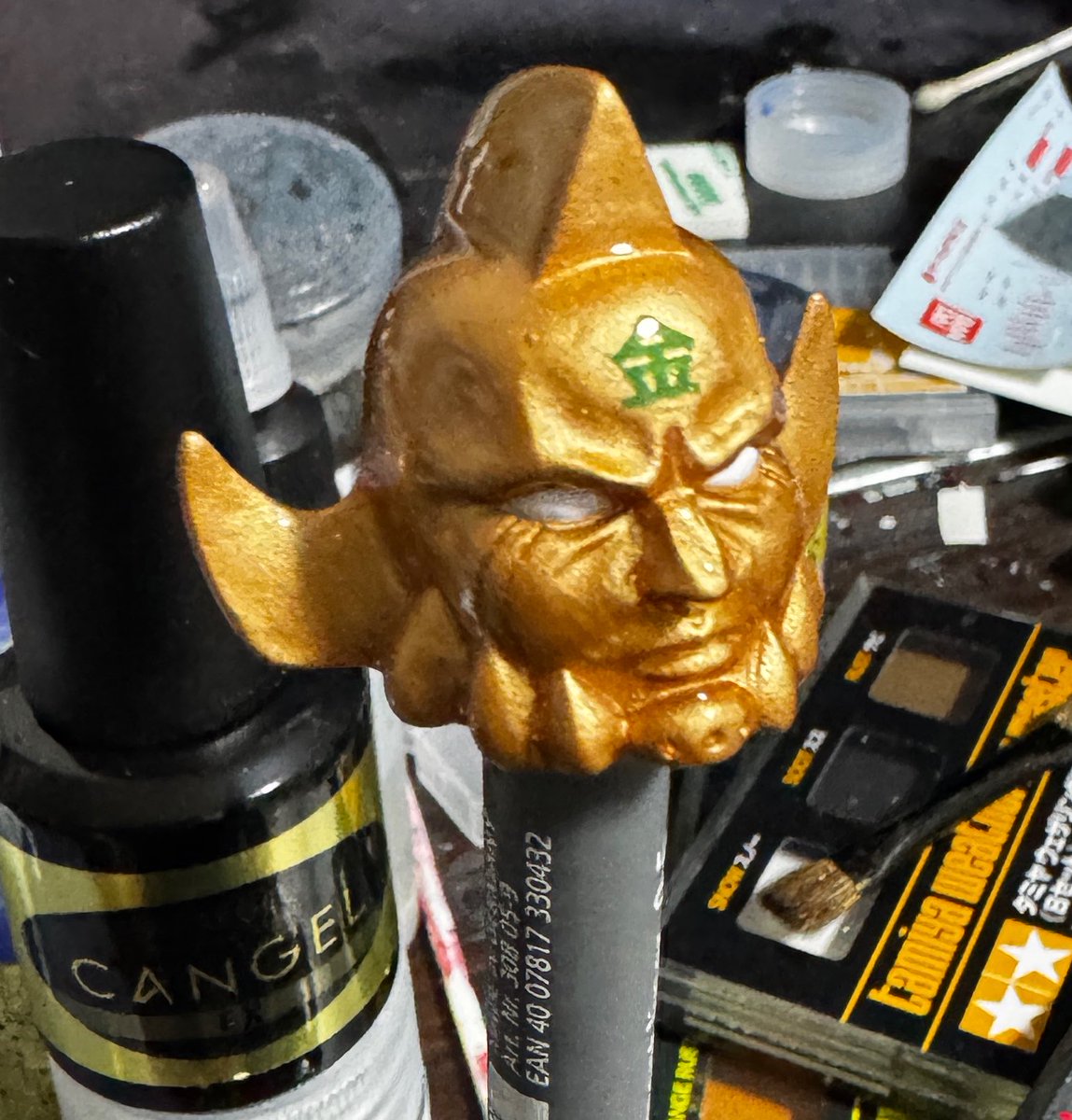schpelskill's tweet photo. せっかくなのでお試しー
下地そのままなら塗り残しも誤魔化せるかなと(輝きの違いでダメでした)
細かいモールドのない曲面のパーツにはメッキ効果てきめんのようでした https://t.co/fkD6PUTw6R