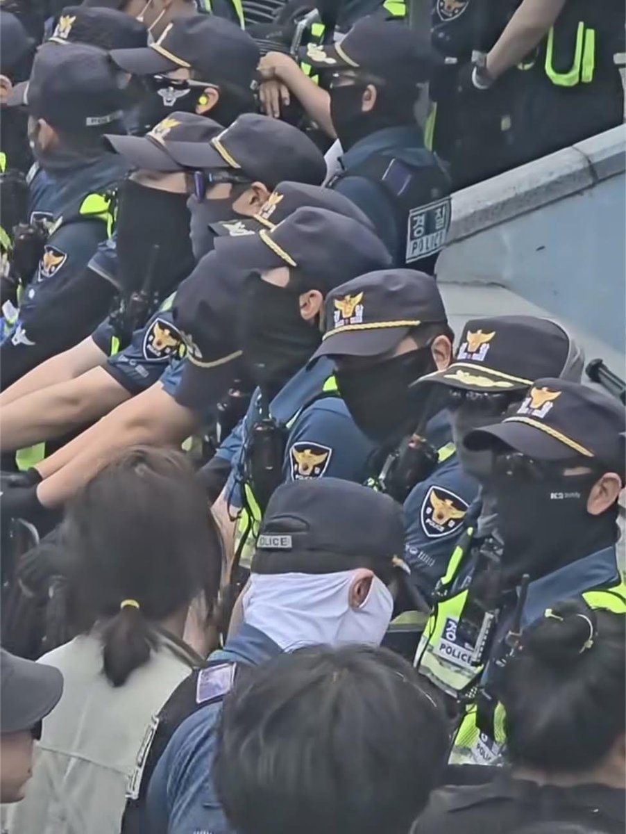 winosaur32286's tweet photo. 有點不理解的是，
如果警察代表國家的公權力，
為什麼可以蒙面成這樣?

然後姓名牌也被發現不是正常姓名，
有點像亂取的暱稱。

像這樣，這些人是不是警察，
要怎麼分辨?

我希望台灣不要走到像南韓這樣。
台灣人民請醒一醒。 https://t.co/VGmIJfOU5n
