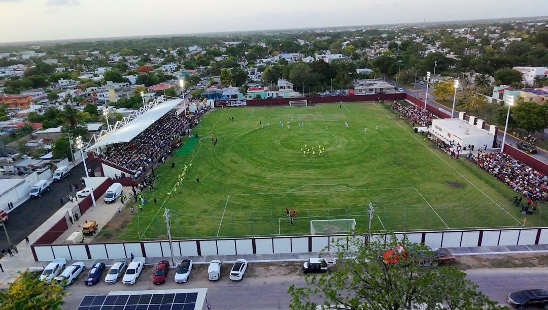 MaraLezama's tweet photo. ⚽🏟️ ¡Totalmente rehabilitado el Estadio 10 de Abril de #Chetumal!

Con recursos del municipio del H. Ayuntamiento de Othón P. Blanco encabezado por Yensunni Martínez, vuelve a brillar este emblemático espacio deportivo, una renovada imagen que atendiende una demanda histórica de deportistas, entrenadores y familias chetumaleñas, para beneficio de cerca de 2 mil futbolistas y 90 equipos que semana a semana hacen del deporte una herramienta de bienestar, convivencia y formación para nuestras juventudes. 🙌🏽

Además, celebramos su reapertura con un encuentro internacional entre el Club Atlético Huracán 🇦🇷 y el Club de Regatas Vasco da Gama 🇧🇷, fortaleciendo la capacidad de nuestra capital para recibir eventos deportivos de talla internacional y seguir impulsando el turismo y la economía local.

#HumanistaConCorazónFeminista