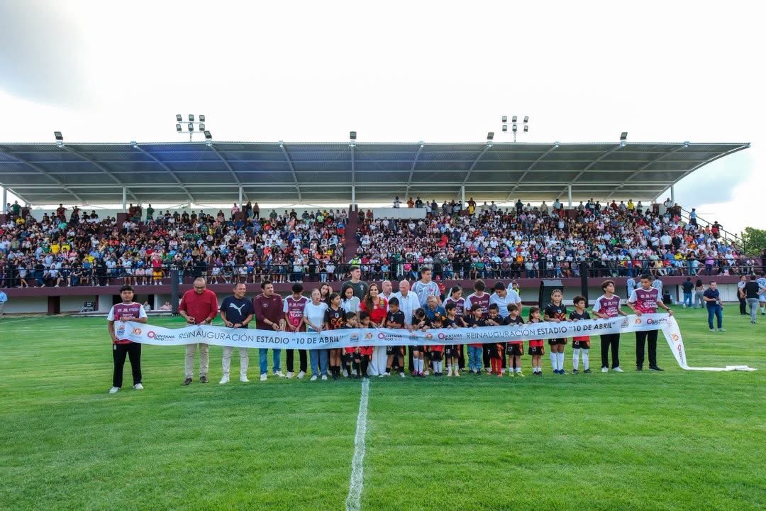 MaraLezama's tweet photo. ⚽🏟️ ¡Totalmente rehabilitado el Estadio 10 de Abril de #Chetumal!

Con recursos del municipio del H. Ayuntamiento de Othón P. Blanco encabezado por Yensunni Martínez, vuelve a brillar este emblemático espacio deportivo, una renovada imagen que atendiende una demanda histórica de deportistas, entrenadores y familias chetumaleñas, para beneficio de cerca de 2 mil futbolistas y 90 equipos que semana a semana hacen del deporte una herramienta de bienestar, convivencia y formación para nuestras juventudes. 🙌🏽

Además, celebramos su reapertura con un encuentro internacional entre el Club Atlético Huracán 🇦🇷 y el Club de Regatas Vasco da Gama 🇧🇷, fortaleciendo la capacidad de nuestra capital para recibir eventos deportivos de talla internacional y seguir impulsando el turismo y la economía local.

#HumanistaConCorazónFeminista