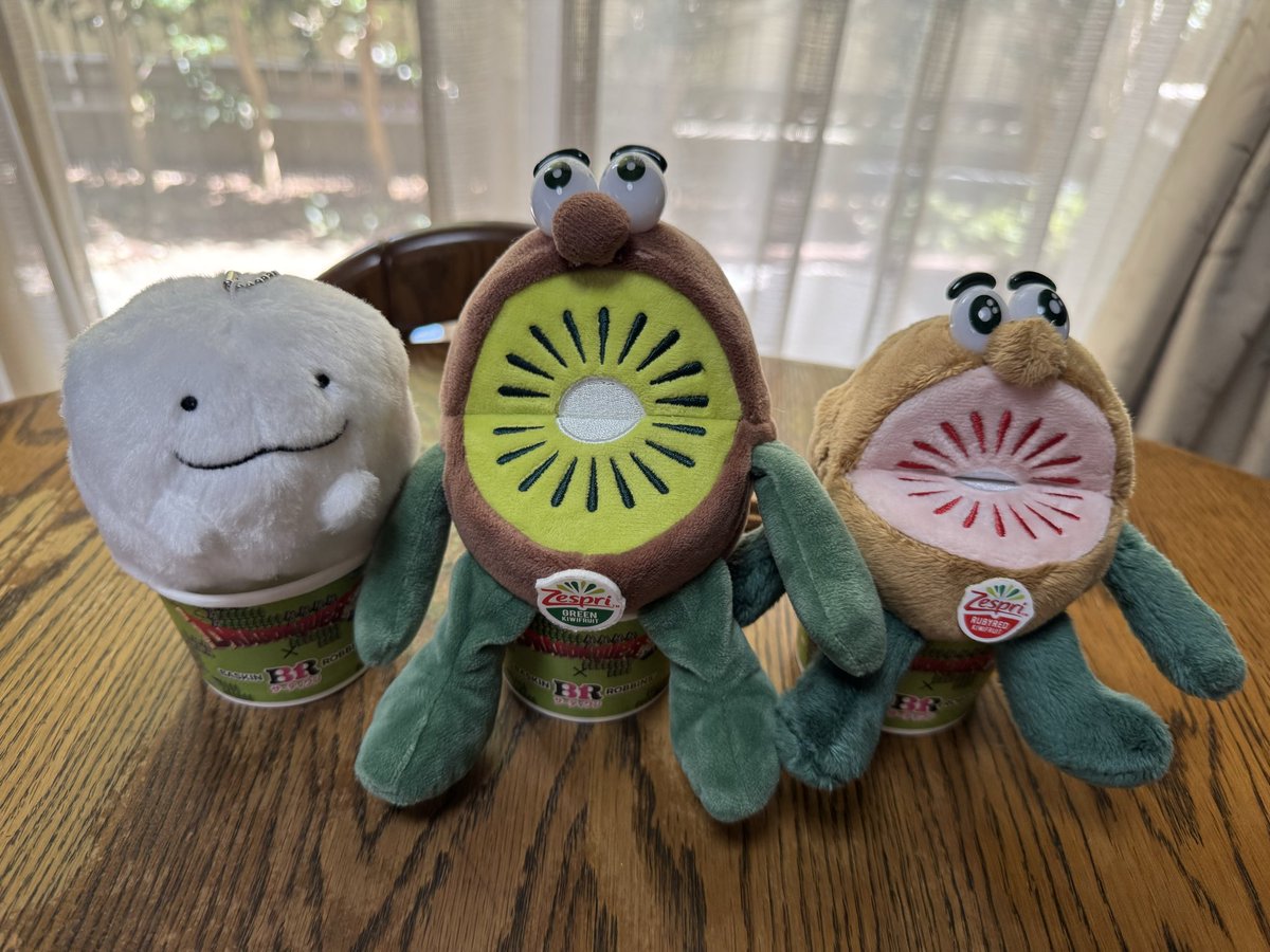 poekao's tweet photo. キウイブラザーズのレッドちゃんが届いたので、ドラクエサーティーワンのカップに座らせて集合！！
ゴールドさんいないから、サイズ感のいい感じのモフ太さん、参戦っ！！🤣 https://t.co/YPHrq3woH4
