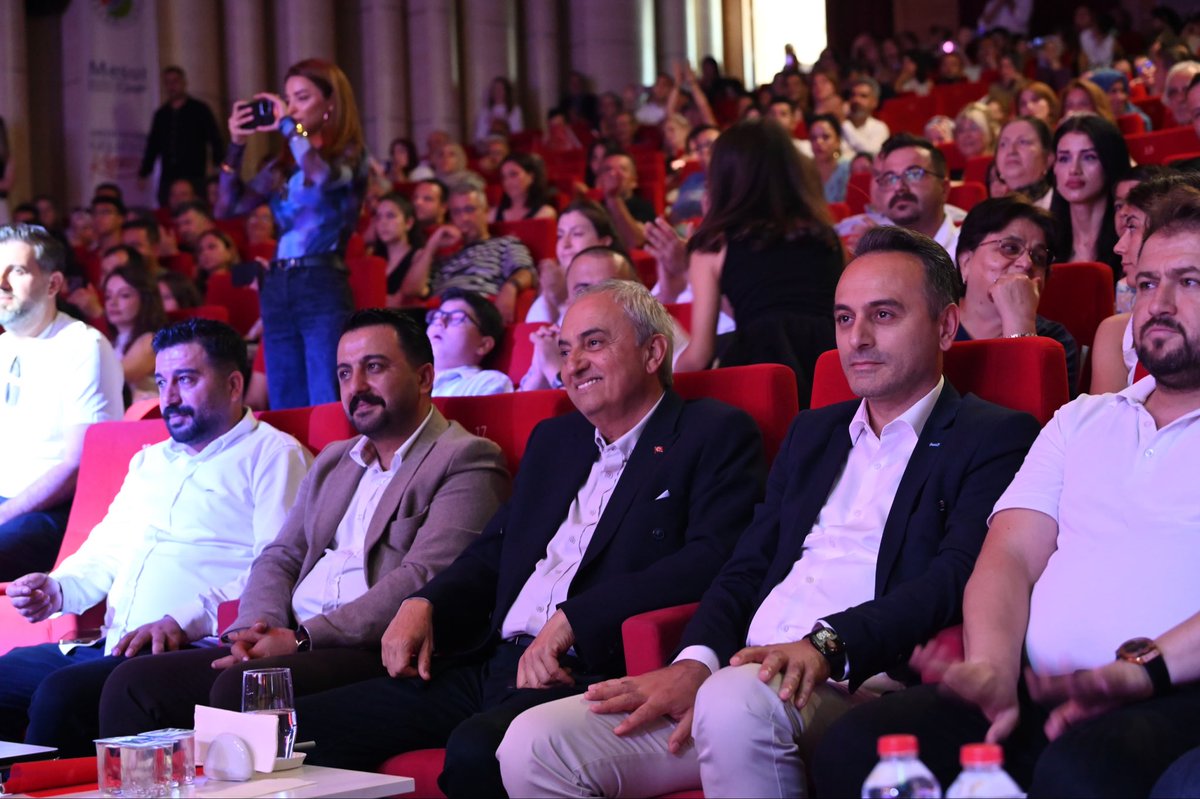 mesutkocagoztr's tweet photo. Kepez Belediyemizin kreşlerinde öğrenim gören öğrencilerimizin mezuniyet heyecanını paylaştık.

Her biri pırlanta gibi olan evlatlarımızı başarılı geçen bir eğitim yılının ardından ilkokula uğurladık. 

Mezuniyet töreninde öğretmenleri ile birbirinden güzel gösteriler hazırlayan çocuklarımızı beğeniyle izledik. 

Ülkemizin yarınlarını emanet ettiğimiz çocuklarımızı geleceğe hazırlayan öğretmenlerimize ve ailelerine şükranlarımı sunuyorum. Kepez Belediyesi olarak çocuklarımızın her zaman destekçisiyiz.