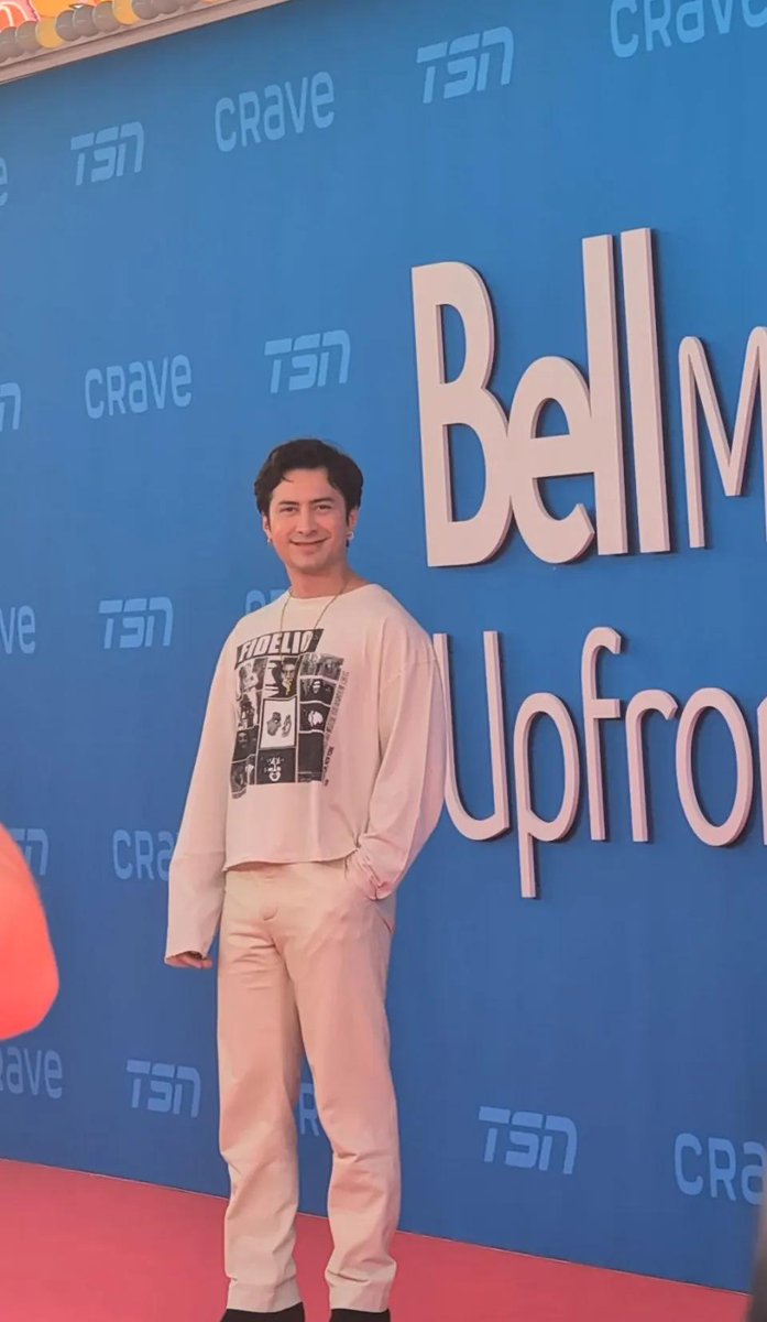 hudsonwupdates's tweet photo. More pictures of Hudson Williams at the Bell Media Upfront. (1/2)

( via yukkei_x on Threads ) https://t.co/EZPhAWkJxO