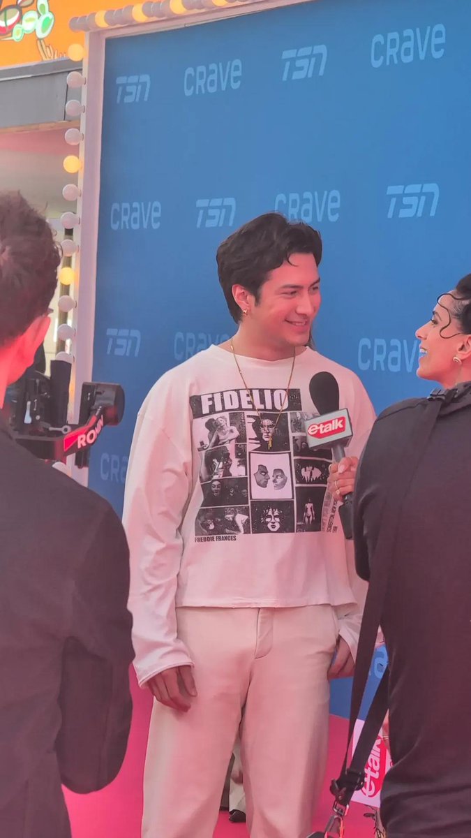 hudsonwupdates's tweet photo. More pictures of Hudson Williams at the Bell Media Upfront. (1/2)

( via yukkei_x on Threads ) https://t.co/EZPhAWkJxO