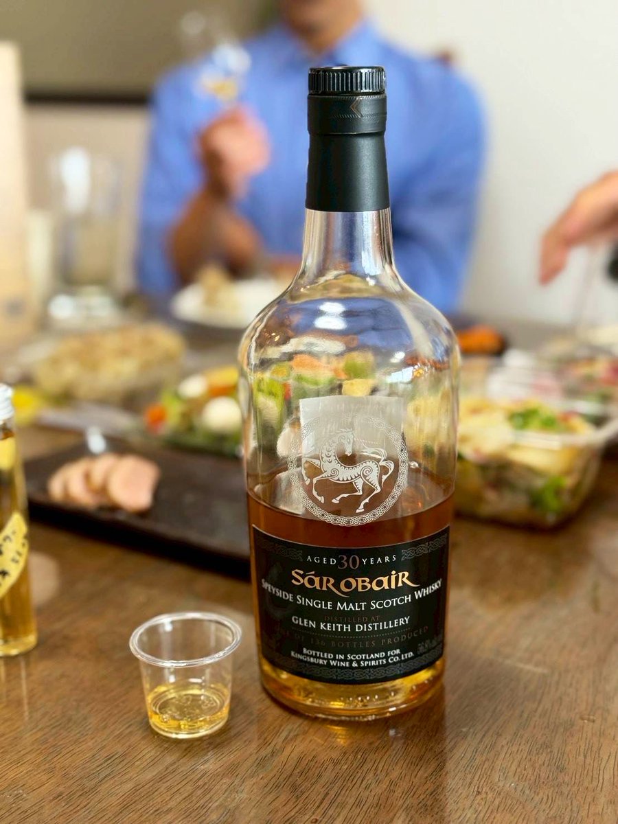 single_malt_0's tweet photo. 本日は我が家でウイスキー持ち寄り会でした🥃

棚が完成し���から初めて、ゆっくり人をお迎えして飲む機会

初めましての方もいらっしゃいましたが、好みが近い方々と飲む時間は本当に楽しく、気づけば6時間ほどウイスキー談義をしていた気がします

しかも二次会、三次会ではいつものメンバーが急遽参戦しての飲み直し
ウイスキーを通じた繋がりのありがたさを改めて感じました

本日、特に印象に残ったのはこちらの4本

クーリー 20年 2002 バーボンバレル アイリッシュウイスキー ミャオジアム 四季
グレンキース 1991/2025 34年 ホグスヘッド
サー オビール　グレンキース 30年 1993
SMWS9.275（グレングラント19年）

同じボトルでも、人によって感じ方が違うのが本当に面白いですね

こういう時間を、いつか宮城でももっと増やしていきたいです

皆さんが持ち寄り会に1本持っていくなら、どんなボトルを選びますか？