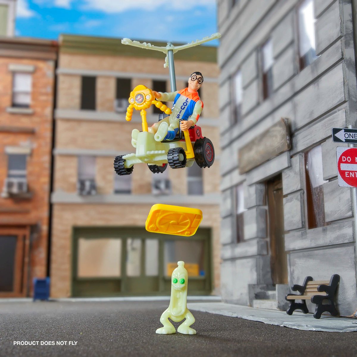 preterniadotcom's tweet photo. Hasbro Kenner Classics The Real Ghostbusters Ecto-Glow Copter Vehicle with Louis Tully &amp; Glow in the Dark Meanie Weenie Ghost. San Diego Comic Con exclusive &amp; available on Hasbro Pulse after the show ($67.99).

Added to our SDCC Exclusives checklist page - https://t.co/HWBYDZKzIl https://t.co/Y6taZ1gCWF