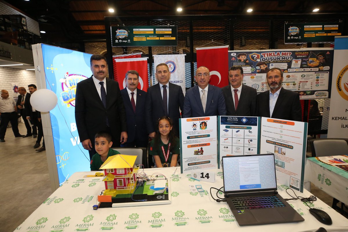 meramMEM's tweet photo. Meram Belediyesi ve Meram İlçe Millî Eğitim Müdürlüğü iş birliğinde, Meram Gelişim Akademisi (MEGA) kapsamında düzenlenen "MEGABİLFEST 5 Finali ve Ödül Töreni" Tantavi Kültür ve Sanat Merkezinde düzenlendi.

Meram Kaymakamımız Sayın Dr. Bayram Yılmaz, Meram Belediye Başkanımız Sayın Mustafa Kavuş, İlçe Millî Eğitim Müdürümüz Erkan Yakışır, İl Millî Eğitim Müdür Yardımcısı Abdullah Yılmaz ile okul yöneticilerimiz, öğretmen ve öğrencilerimizin katıldığı programda öğrencilerin bilgi, birikim ve yeteneklerini sergilediği heyecan dolu anlara sahne oldu.

Final yarışmaları sonunda dereceye giren okullarımız:

🔬 Fen Bilimleri Kategorisi
🥇 İbrahim Hakkı Konyalı İlkokulu
🥈 Karahüyük Ahmet Haşhaş İlkokulu
🥉 Konya Bilim ve Sanat Merkezi

📚 Sosyal Bilimler Kategorisi
🥇 Kemal Hatipoğlu İlkokulu
🥈 Konya Bilim ve Sanat Merkezi
🥉 Faik Altıoklar İlkokulu

Programda dereceye giren öğrencilere ödülleri protokol üyeleri tarafından takdim edilirken, yarışmaya katılan tüm öğrenciler gösterdikleri gayret ve başarılarından dolayı tebrik edildi.
@meramkym
@MeramBelediyesi 
@meramMEM
@MeramGelisim