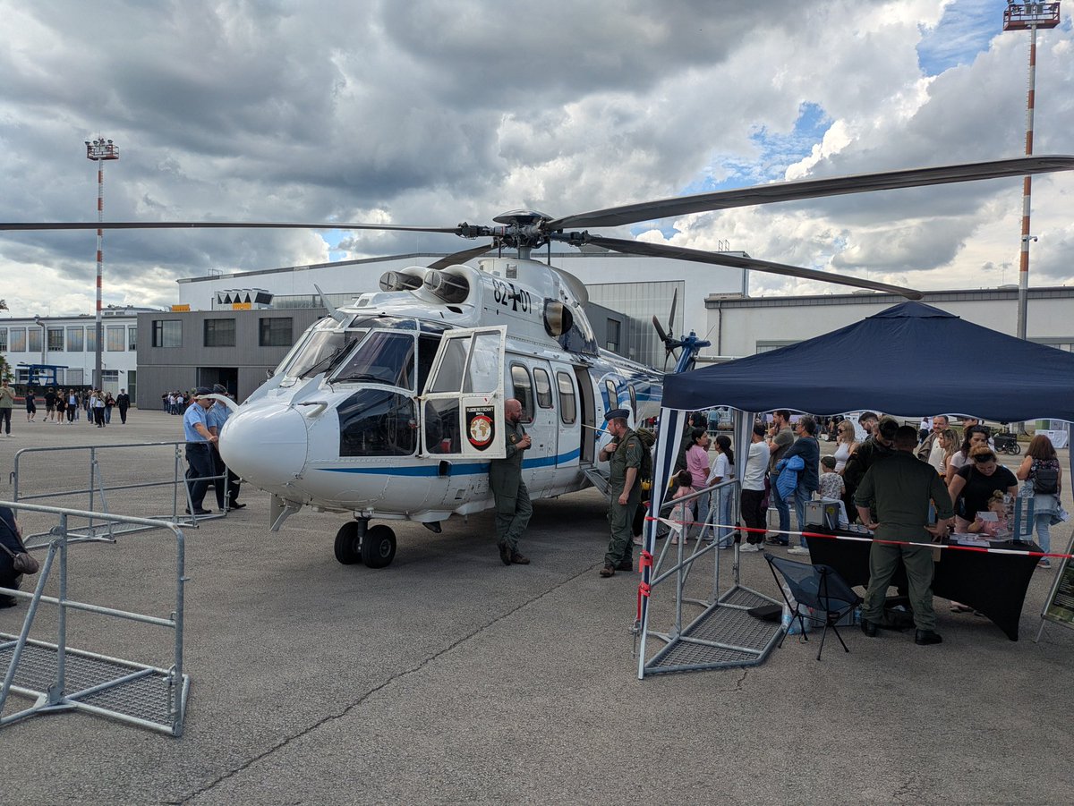 gniharg's tweet photo. Tag der Bundeswehr, wir gehen rein https://t.co/mvphpKPVzS
