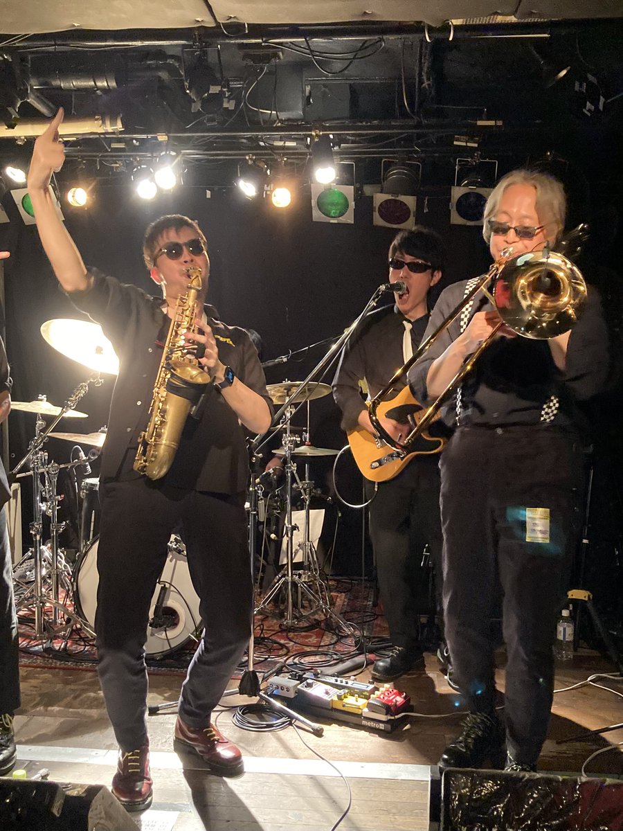 fgv44q's tweet photo. 東京遠征初日の酔き宴はこちらから🍻いつ何処で観てもSPYさんはほんとカッコいい😎珍しくダイキさんの右手にはペットボトルが握られていますが心配ご無用🍺中身はいつも通りのあれですから🤣お初のライブハウスで粗相が無いようにというダイキさんの細かな気配りのようです❣️

#LiveBAR_Nuttys https://t.co/DeuXOFFPuT