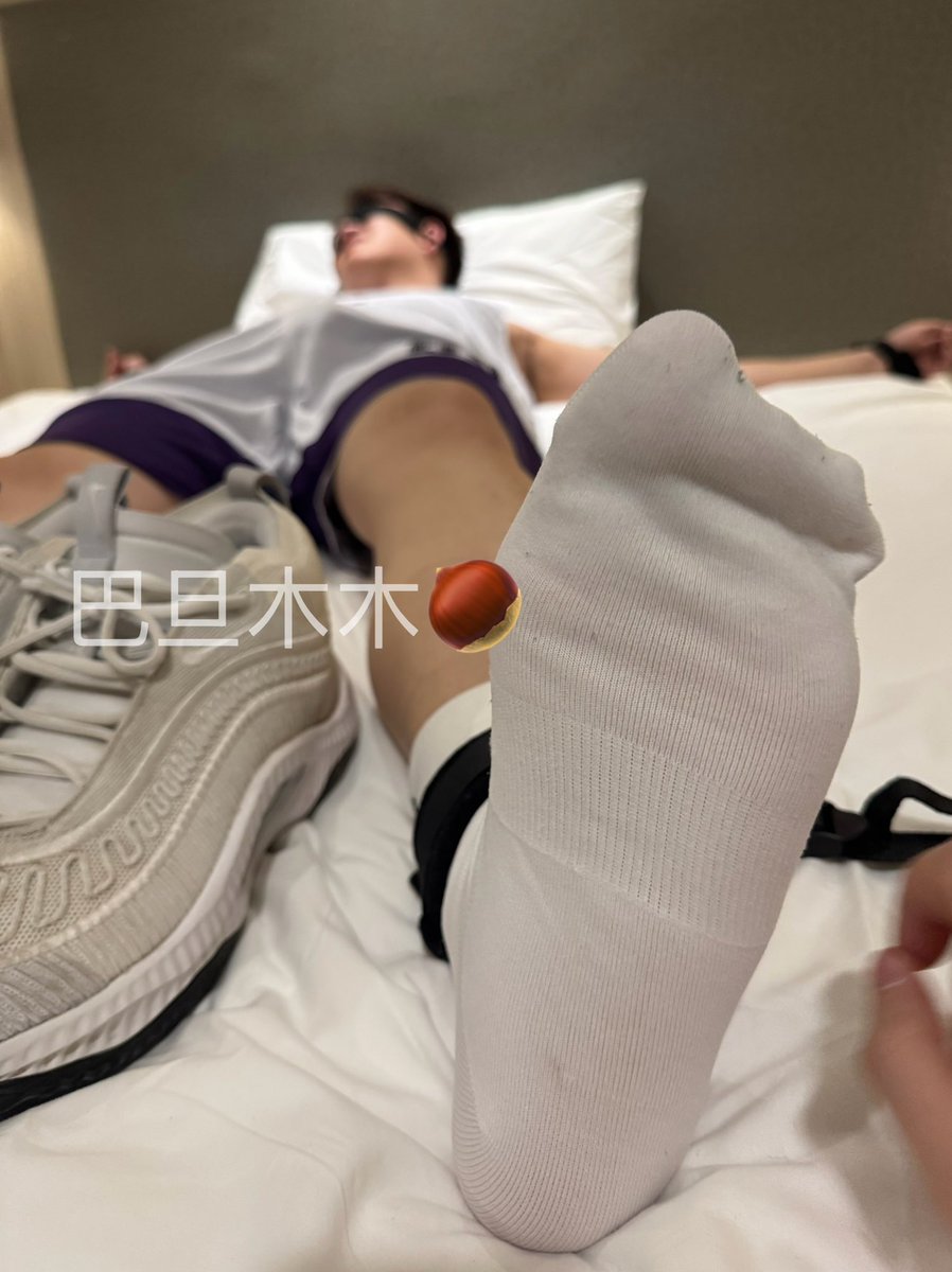 kujincheng's tweet photo. 【185/45码特殊审问🪶】时隔数月之后收到🏀阿康队长的邀约和夸赞，除了我之外还没有人知道阿康最怕的招式😈从大笑，到起鸡皮疙瘩濒临崩溃，最后边笑边带哭腔求饶，猜猜阿康老师的手机密码有被我拷问出来吗？
er：@kujincheng 
ee：@Pityppp 
#捆绑挠痒 #tickle #tk #挠脚心 #挠痒 #搔痒 #腋窝 #怕痒 https://t.co/GCTT0tmmcJ