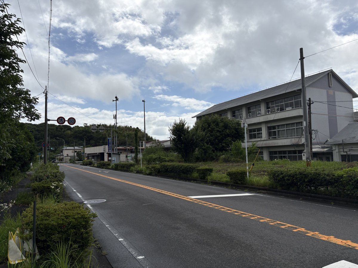 wireself7240's tweet photo. 佐賀関病院から1日2本の臼杵駅行バスで佐賀関半島の南東側を回り、桑原（かばる）バス停で下車。佐志生駅の最寄りのバス停で、駅までは徒歩で7〜8分ほど。
ちょうど大分方面へ向かう813③を麓から見届けた。 https://t.co/pQcB2pvkhP