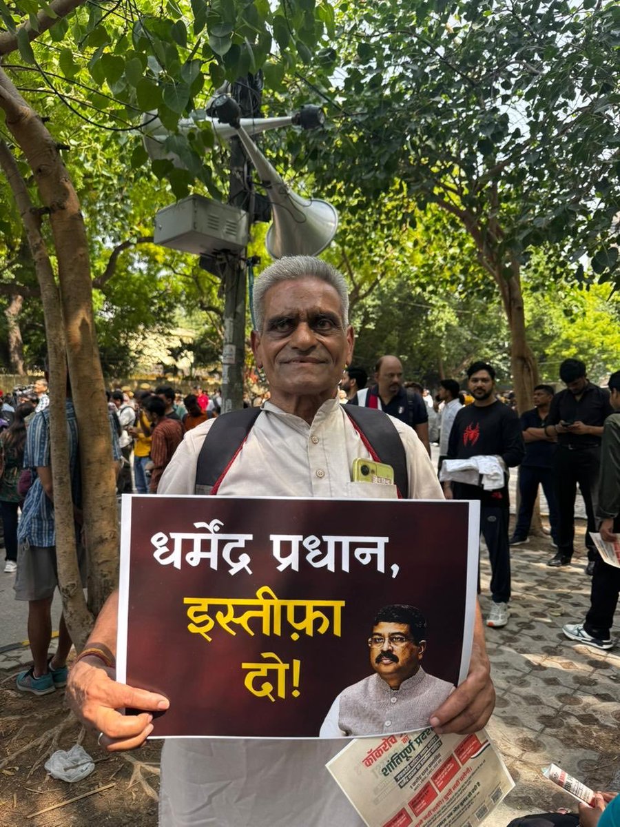 skavimandan's tweet photo. #IndiaRejectsCJP
Neet student protesting at new delhi,retired genz gathered at jantar mantar. https://t.co/WqgMJMSMt9