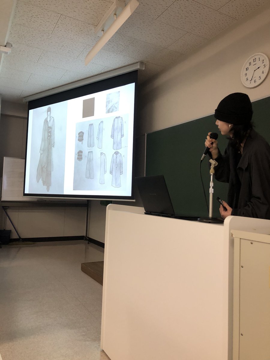 fukushoku1963's tweet photo. 【ゼミ活動報告:デザインプレゼン会】本日、2年生以上によるゼミ制作デザインプレゼン会を開催しました！✨1年生や研究生も聴講に加わり、活発に意見や感想を出し合う有意義な時間となりました。
発表者のみなさん、お疲れ様でした👏

#北翔大学 #芸術学科 #服飾美術 #ファッションデザイン #衣装デザイン #デザインプレゼン