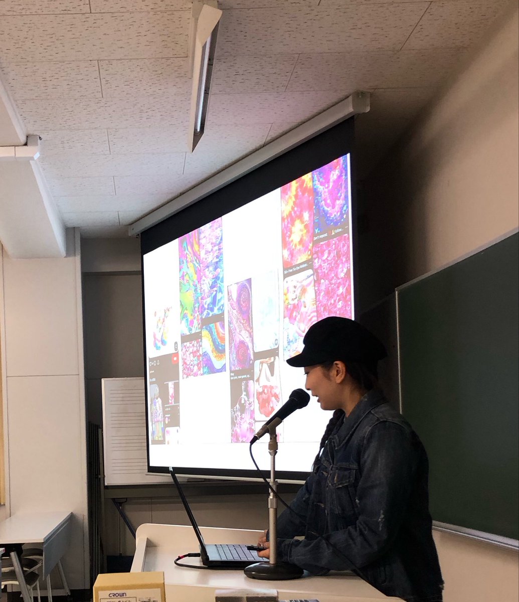 fukushoku1963's tweet photo. 【ゼミ活動報告:デザインプレゼン会】本日、2年生以上によるゼミ制作デザインプレゼン会を開催しました！✨1年生や研究生も聴講に加わり、活発に意見や感想を出し合う有意義な時間となりました。
発表者のみなさん、お疲れ様でした👏

#北翔大学 #芸術学科 #服飾美術 #ファッションデザイン #衣装デザイン #デザインプレゼン