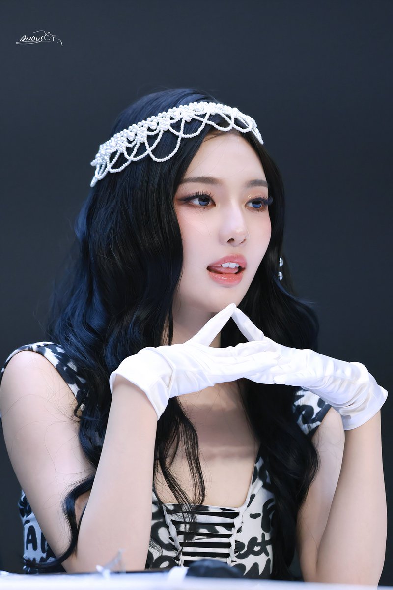 yizhuodaily's tweet photo. oh she needs to be in a drama Now https://t.co/J9VRBjqzpV