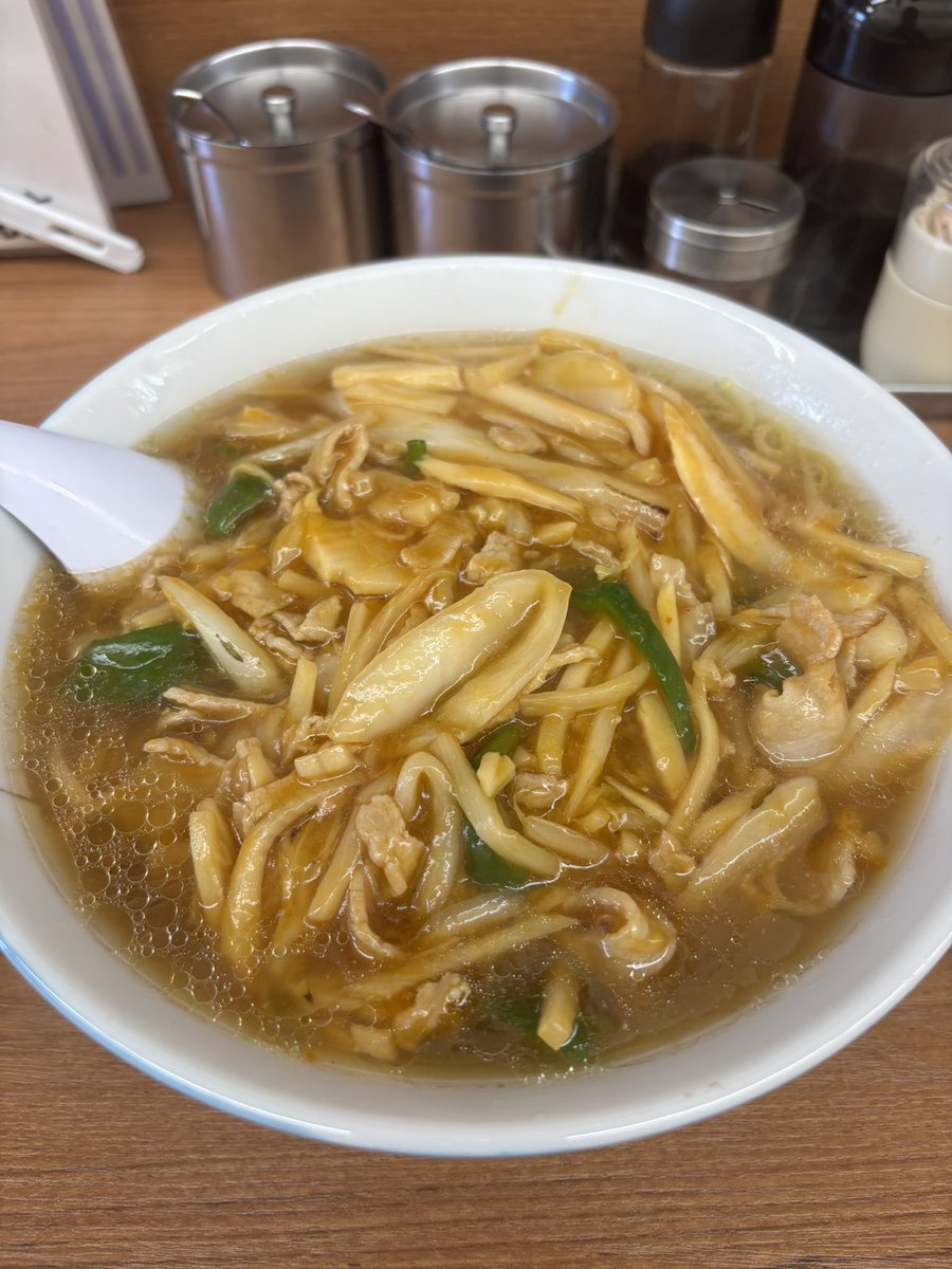 bakudantarou's tweet photo. 北千住　どさん子
ロースーメン　950
散々千住来てたんやけど、宿場町通りのこっち側あんま来たことなかったんか初来店
どさん子といえば味噌やろと入ったんやけど、ロースーメン推しやったから頼んでもうたわ
とろみあんかけでこれは好きなやつやわ
旨かった😔
＃麺喰い
＃町中華
＃ラーメン
＃老舗 https://t.co/7UyFxydr65