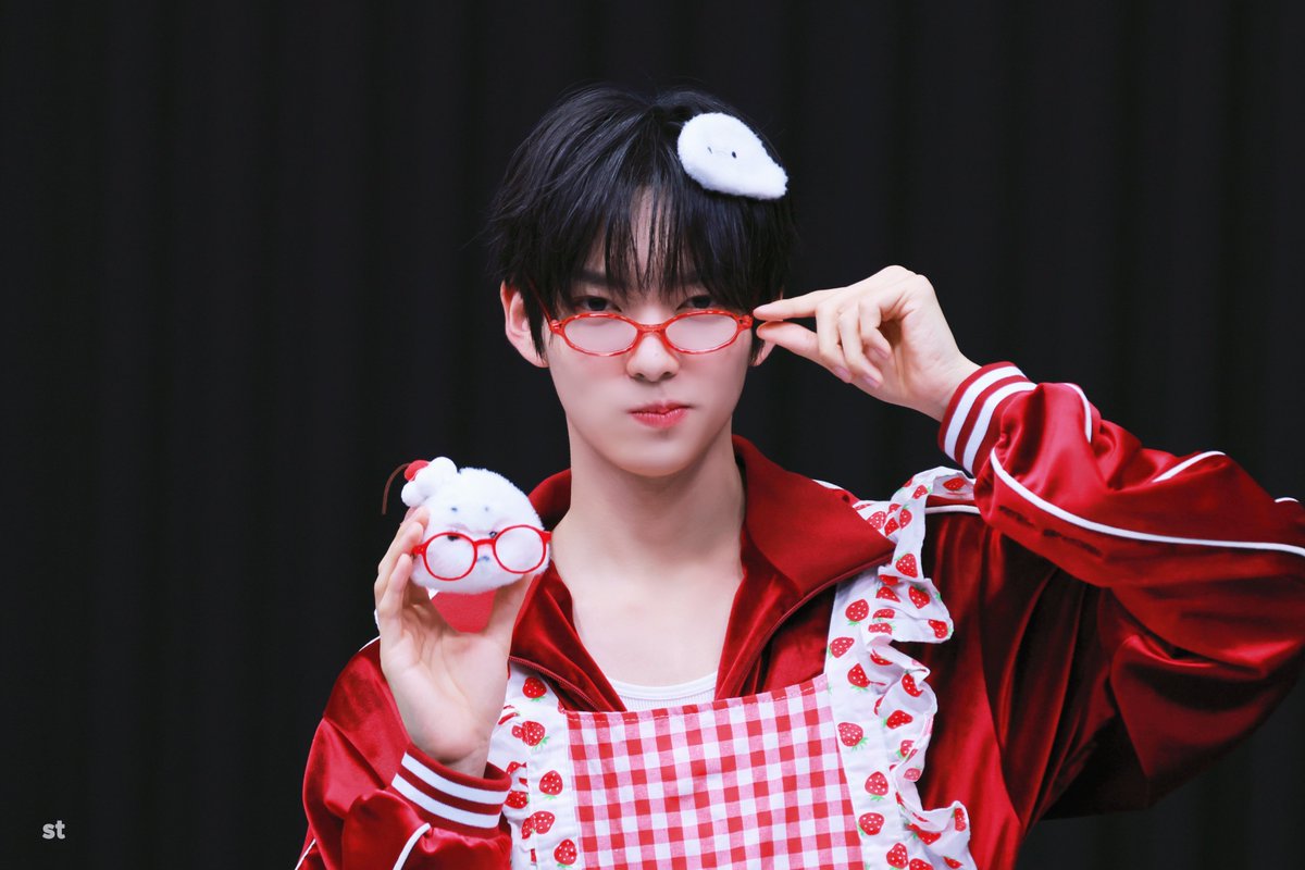 stvzoa's tweet photo. 내 아기 물개 🫰🏻🫰🏻
#네이즈 #NAZE #도혁 #DOHYEOK https://t.co/8nPmwGG1dh