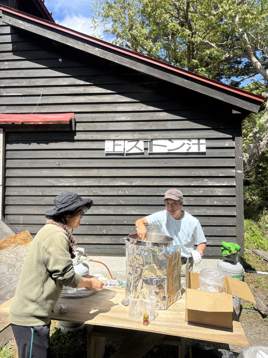 187project2024's tweet photo. ウェストン祭記念山行、徳本峠越えは無事に終了しました！

岩魚留小屋は少しだけおもてなしをして、久しぶりに活気が溢れていました。
営業とまではいきませんが、人が来て岩魚留小屋の前で談笑している姿は、確実に前に進んでいるなと思わせてくれました。

徳本峠小屋では『上ストン汁』が振る舞われていました。
峠まで登ってきた疲れが一気に吹き飛ぶ美味さでした！

天候にも恵まれ、とてもいい記念山行となりました⛰️