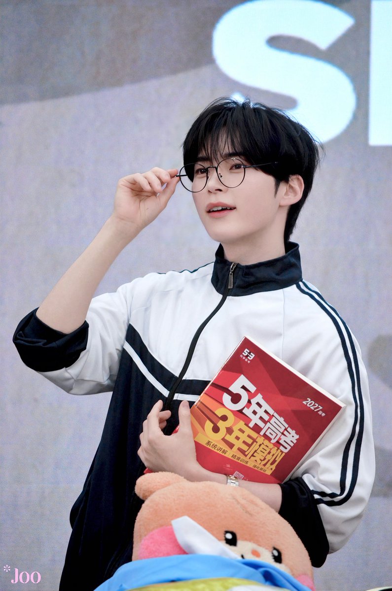 Flavia102c's tweet photo. 260606 MS 대면

선배님…🥰

#성한빈 #SUNGHANBIN #ソンハンビン #ZEROBASEONE   #ZB1 https://t.co/7Acr2rCwCq