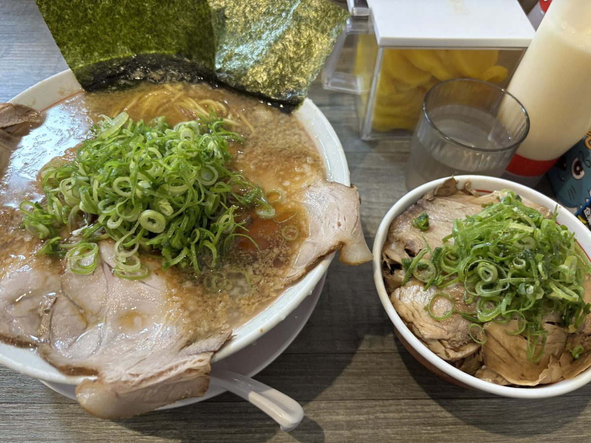 mitsu606's tweet photo. 勝ちラー

背脂醤油ラーメンにこれでもかとチャーシューが入ってて美味い
チャーシュー丼もチャーシューたっぷり、ごま油が香って食欲そそりまくり

リサーチ無しで入って大当たり

ラーメン長瀬
〒306-0053 茨城県古河市中田１００３−１ https://t.co/NYIlCzKE7V