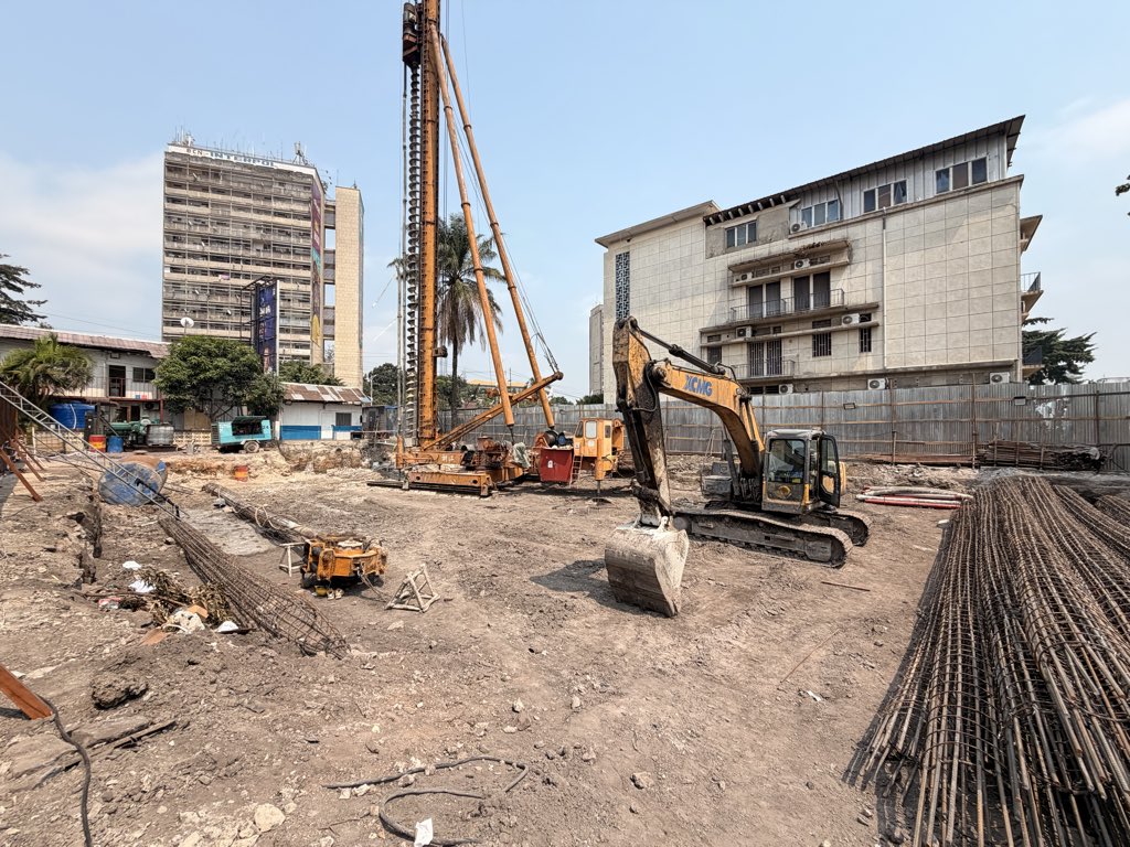 PatrickTetePT's tweet photo. 🚨 Les travaux sur le site destiné à accueillir le nouveau siège de la DGDA évoluent à un rythme satisfaisant. Le terrain est progressivement aménagé pour recevoir un imposant immeuble de 20 étages.

Le Ministre des Finances, @LikundeR, y avait posé la première pierre le 3 juin dernier [ le jour de la ville porte 😎], marquant ainsi le lancement officiel de ce projet.

Ceci est le résultat d’une vision claire orientée vers les résultats.