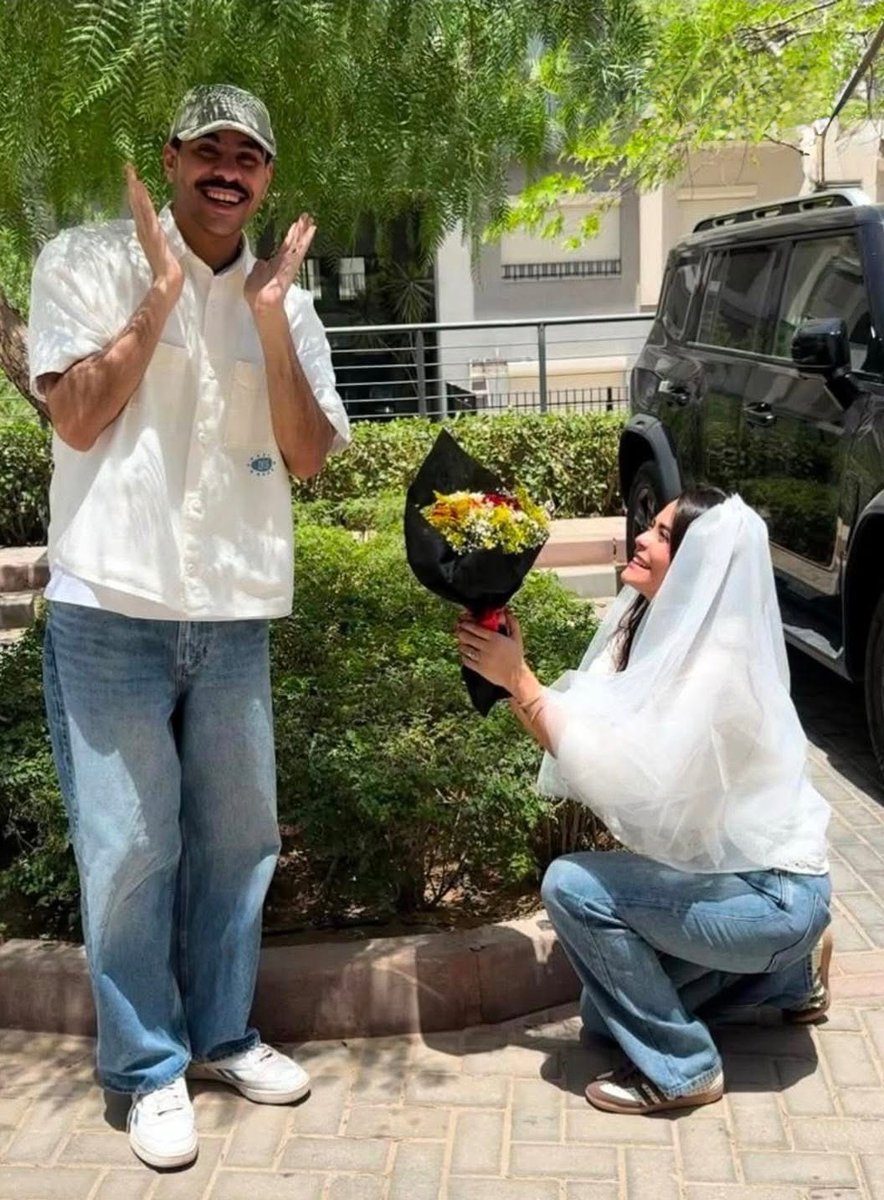 classigram_'s tweet photo. كسر قلبها !!

أسماء جلال عرضت الجواز على الفنان أحمد رمزي قدام الكل، ونزلت له على ركبة واحدة وقدمت له بوكيه ورد وخاتم خطوبة 

أسماء قالت له بكل حب: «أحمد أنا بحبك وعايزة أتجوزك» 

وطبعًا كان المتوقع إنه يقبل ويقول لها موافق، لكنه صدمها وقال لها: «هشششش… اتكلي على الله» 

أيوه والله، رمزي قال لها كده، لكن طبعًا ده كان ضمن فيديو كوميدي عاملينه مع بعض، إنما في الحقيقة مستحيل يرفض أسماء جلال 

هي دي تترفض برضه؟