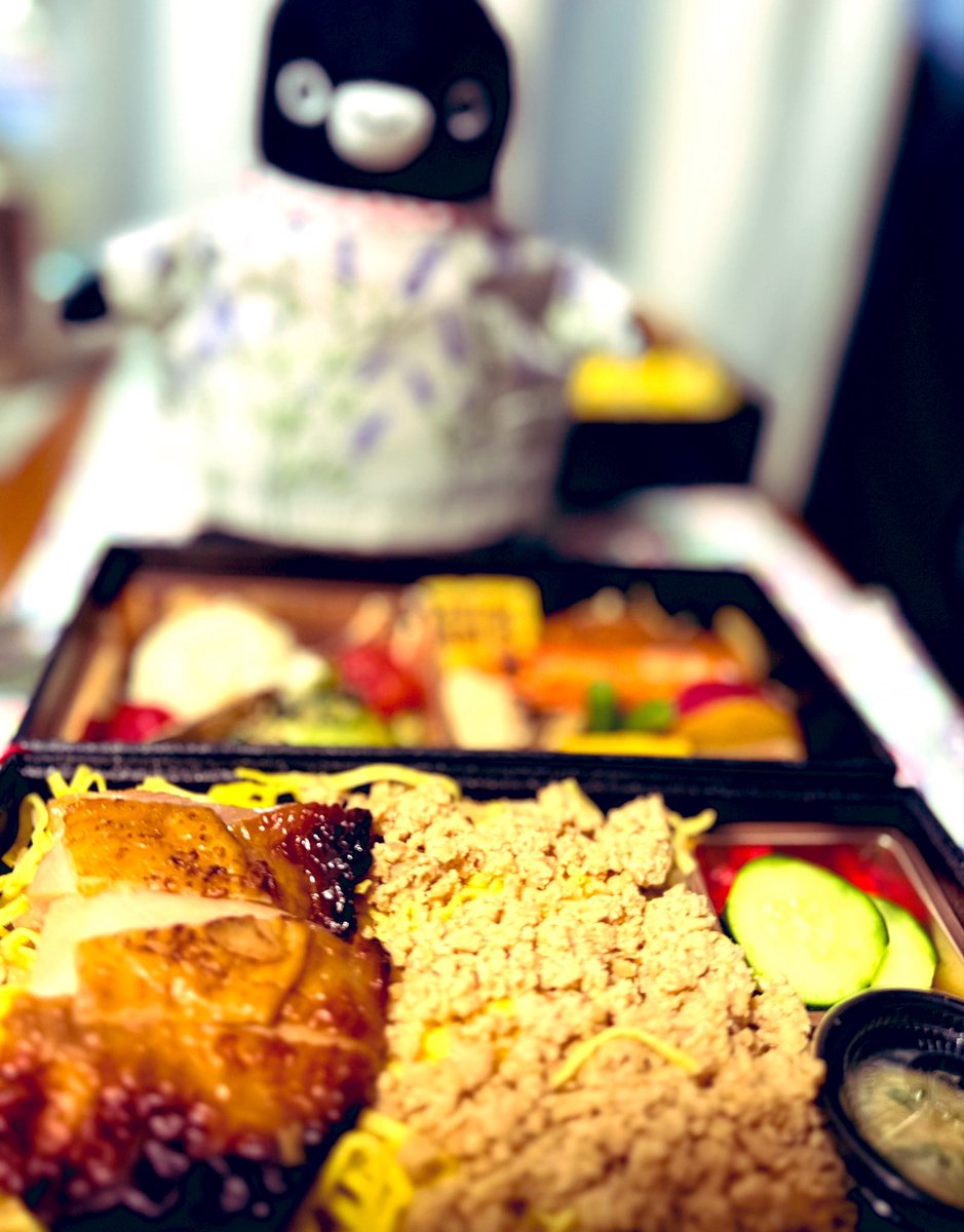 peko15mini's tweet photo. 昨日の夕飯  賛否両論 鶏づくしご飯🐔
イリエの夫が なんだか豪華だね✨✨✨だって😆
美味しくいただきました🍀
#賛否両論弁当 https://t.co/2ROyq8i14V