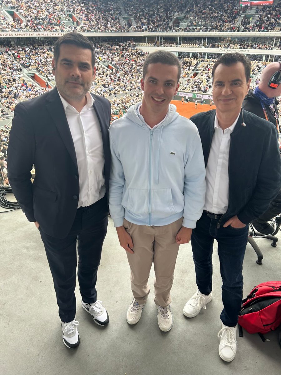 ArthurDelaye's tweet photo. Tennis &amp; Handicap 🎾✨
Merci infiniment @LLuyat🙏
Je rêvais de monter sur la terrasse 

Depuis + de 20 ans, la voix de Laurent et les matchs à #rolandgarros animent nos printemps🧱
Cette magie du tennis fait rêver des jeunes, à la maison ou dans les hôpitaux. Merci aussi @lartot https://t.co/7i6qs3MCDf