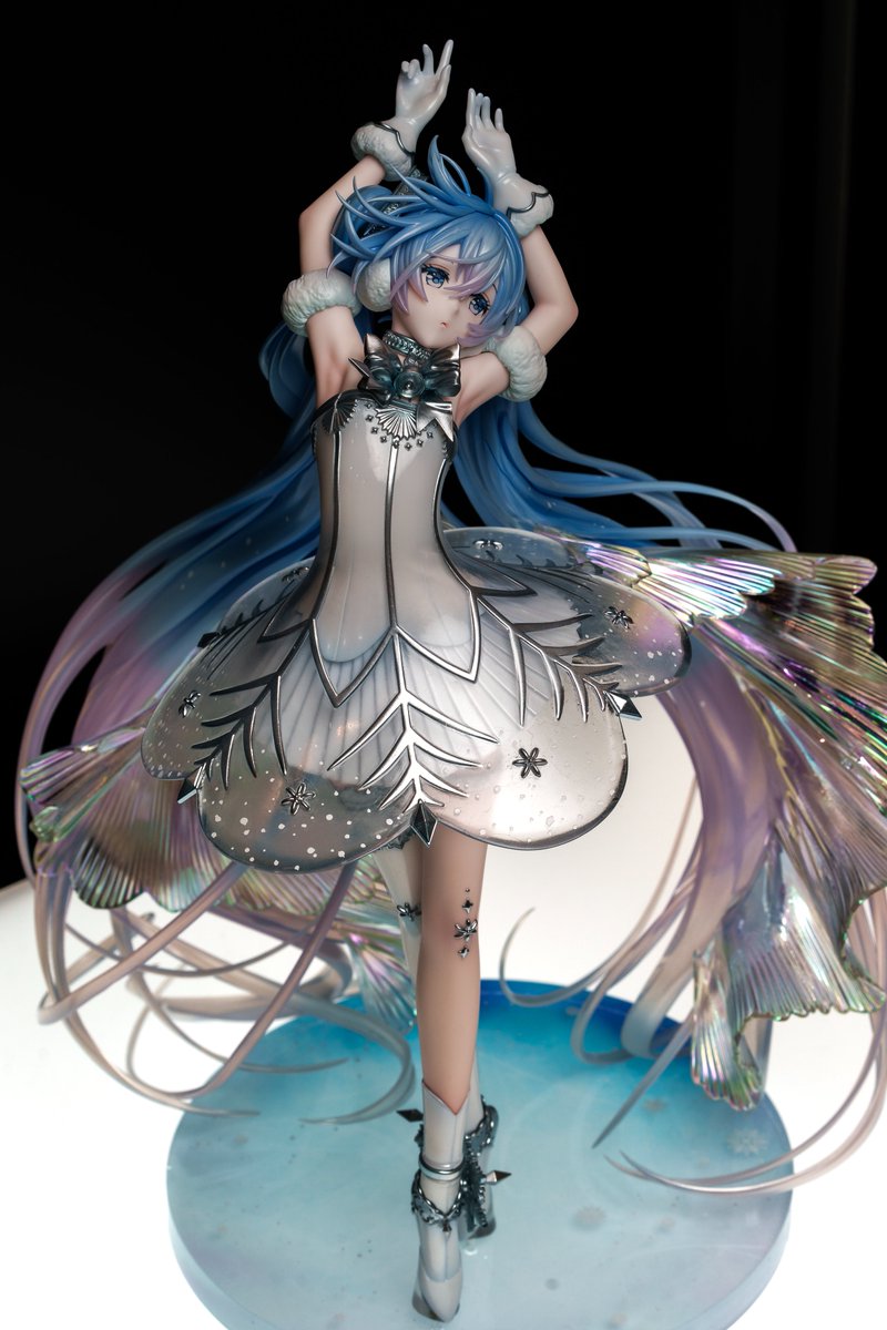 cnvl's tweet photo. 初音ミクシンフォニー札幌のほうは色付き
伸ばしたポーズと複雑な形状の衣装・ヘアが最高なのよ　どの造形も元絵からの解釈の要素が多くて面白いっすね https://t.co/IadByfaOg0