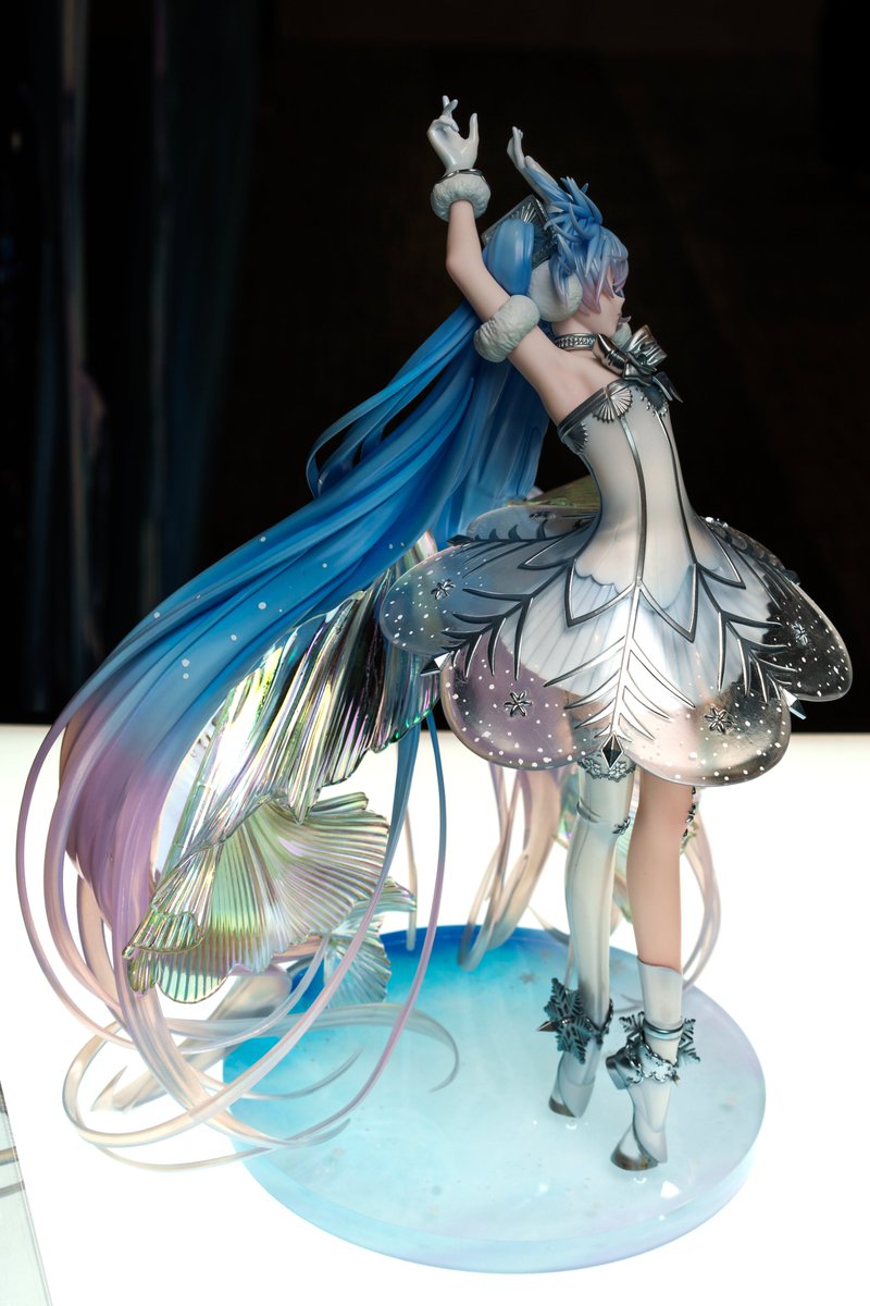 cnvl's tweet photo. 初音ミクシンフォニー札幌のほうは色付き
伸ばしたポーズと複雑な形状の衣装・ヘアが最高なのよ　どの造形も元絵からの解釈の要素が多くて面白いっすね https://t.co/IadByfaOg0