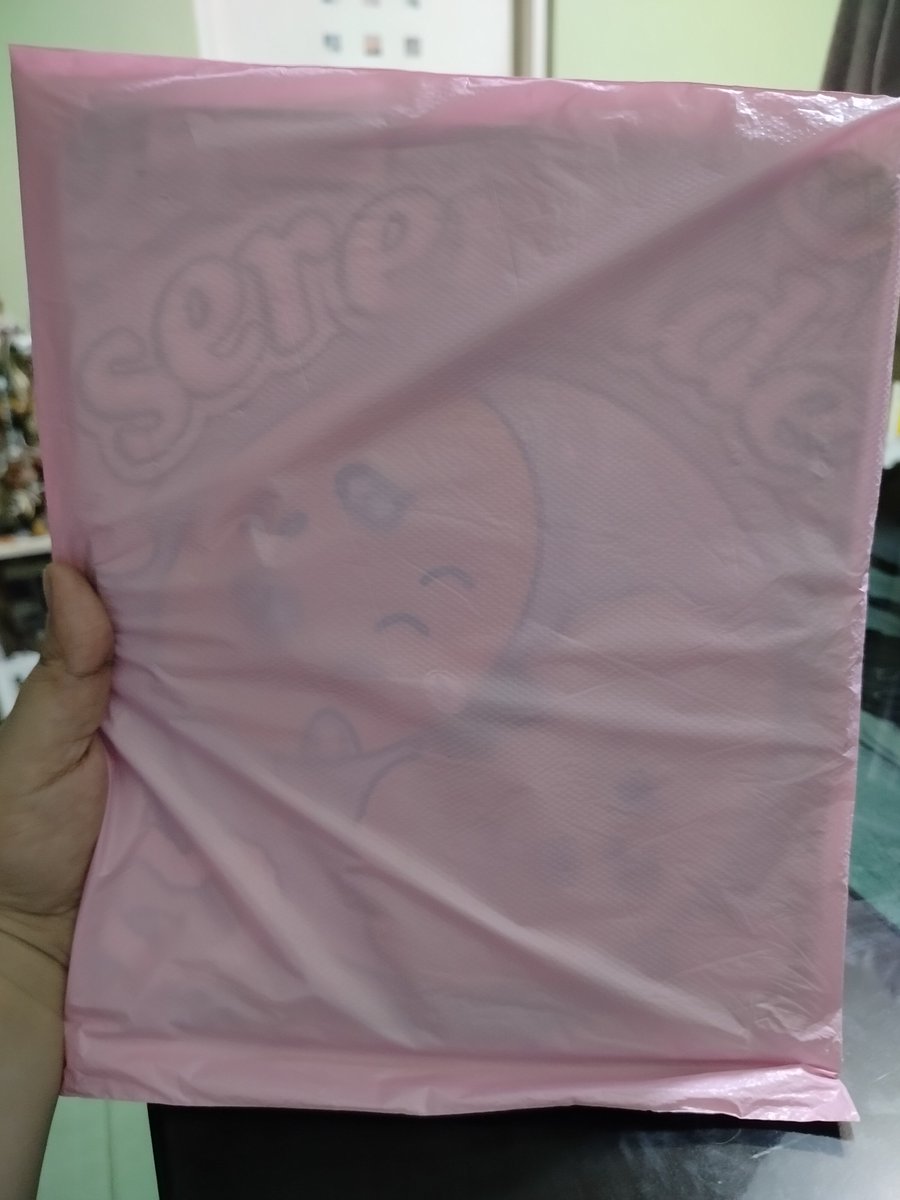 issana_gae's tweet photo. Dumating naaaa and ang cute na nasa pouch pa lang pero sumisilip na sila HAHAHHAHAHA sabi pa ng kapatid ko bakit daw ako bumili ng mousepad eh hindi naman ako nagamit ng mouse HAHAHHAHAHA SO WHAT tenchuuu @iiridescentstar for another boodol 🫶🏻 https://t.co/9N1hYGX2kR