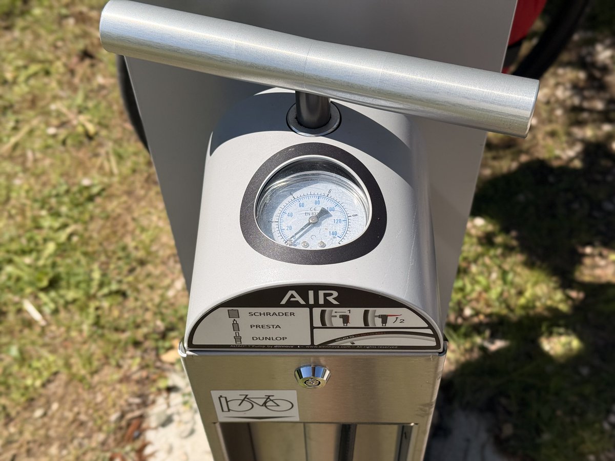 tsumuri_f5's tweet photo. 空気入れ&amp;メンテナンススタンド&amp;各種工具が一体化した設備！サイクリングロードや有名な峠にいくとだいたい設置されててすごい。

空気入れもなんちゃってじゃなくて各種アダプターにエアゲージまでついてる。良いインフラだ……。 https://t.co/q3GP6Iw0Vh