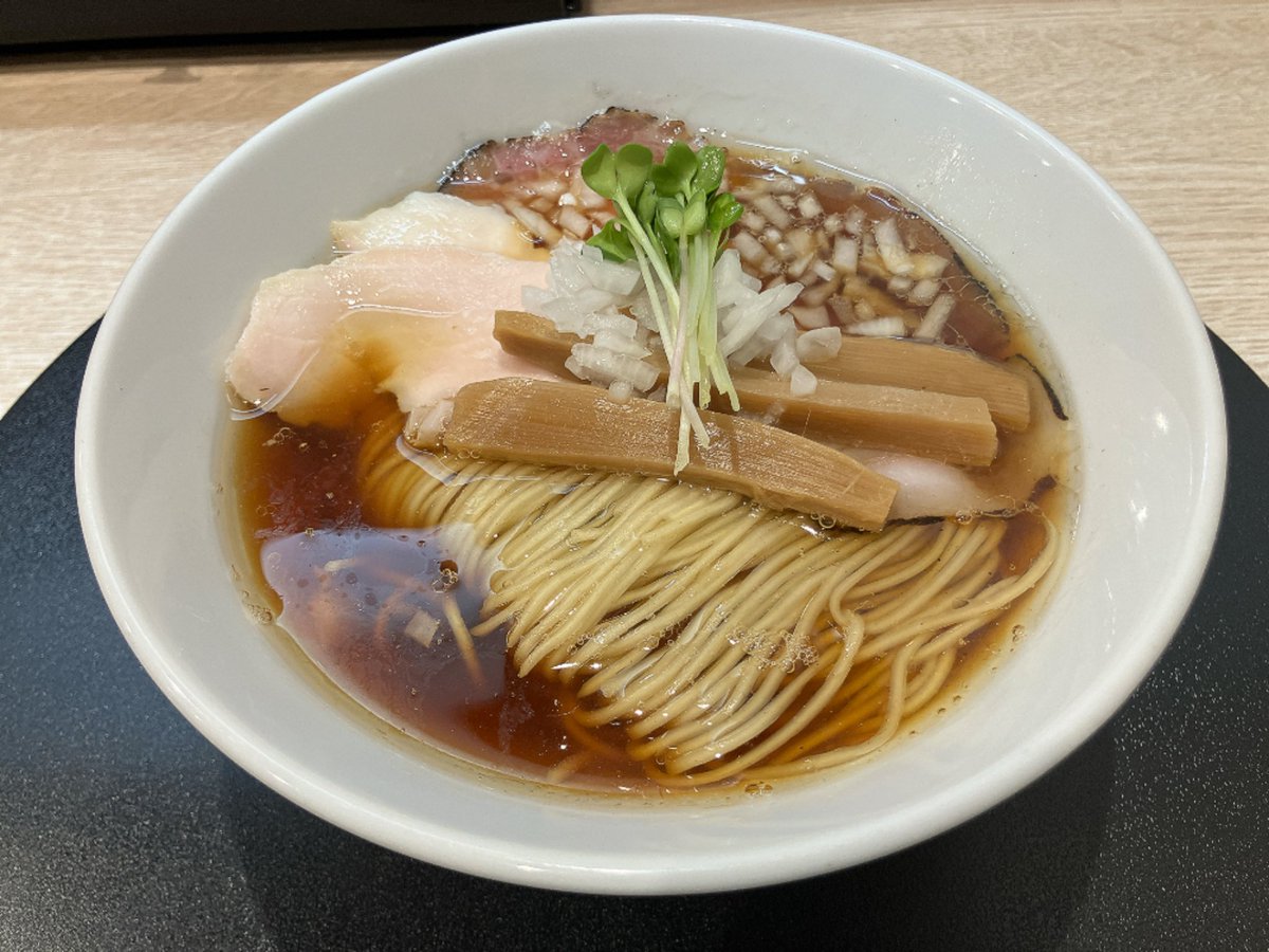 Yururi_Ramen's tweet photo. [今日の一杯🍜]

「麺屋伊藤 」醤油らーめん¥1050＋煮干し和え玉¥350

スープは醤油感と出汁感に加え鶏油の旨味どれもがバランス良く、麺屋棣鄂謹製のツルッとしたストレート麺は小麦の風味良く啜り心地も抜群！
玉ねぎの甘みと涼味が良い相性🧅
煮干しがフワッと香る和え玉はスープにつけても美味♪ https://t.co/zWhmUqYudg