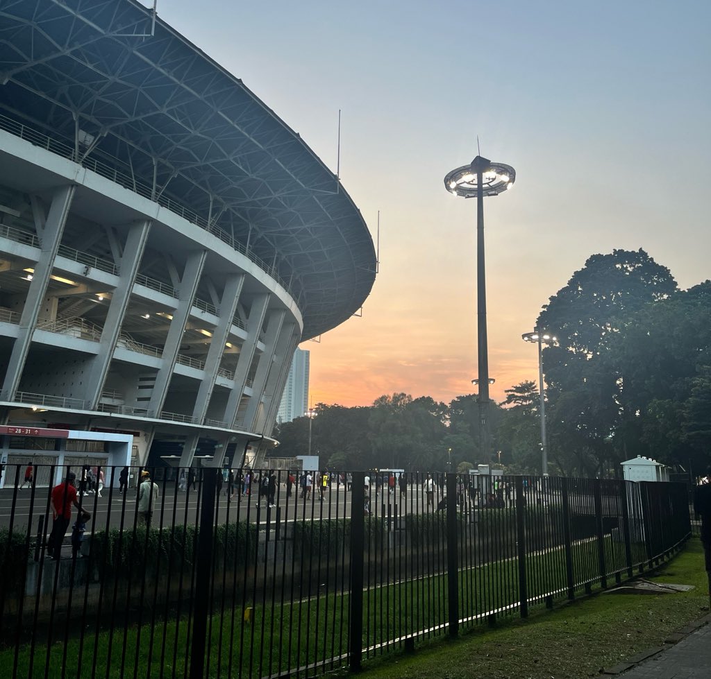 ilenoirr's tweet photo. hari ini ke stadium gbk sambil doain biar dpt tiket konser bts, dan doain juga ke temen-temen yag lain semoga dapet. bismillah kita secure tiket itu dengan mudah dan lancar! aamiin 🥹🤲🏻 https://t.co/bSpzVSSqTs